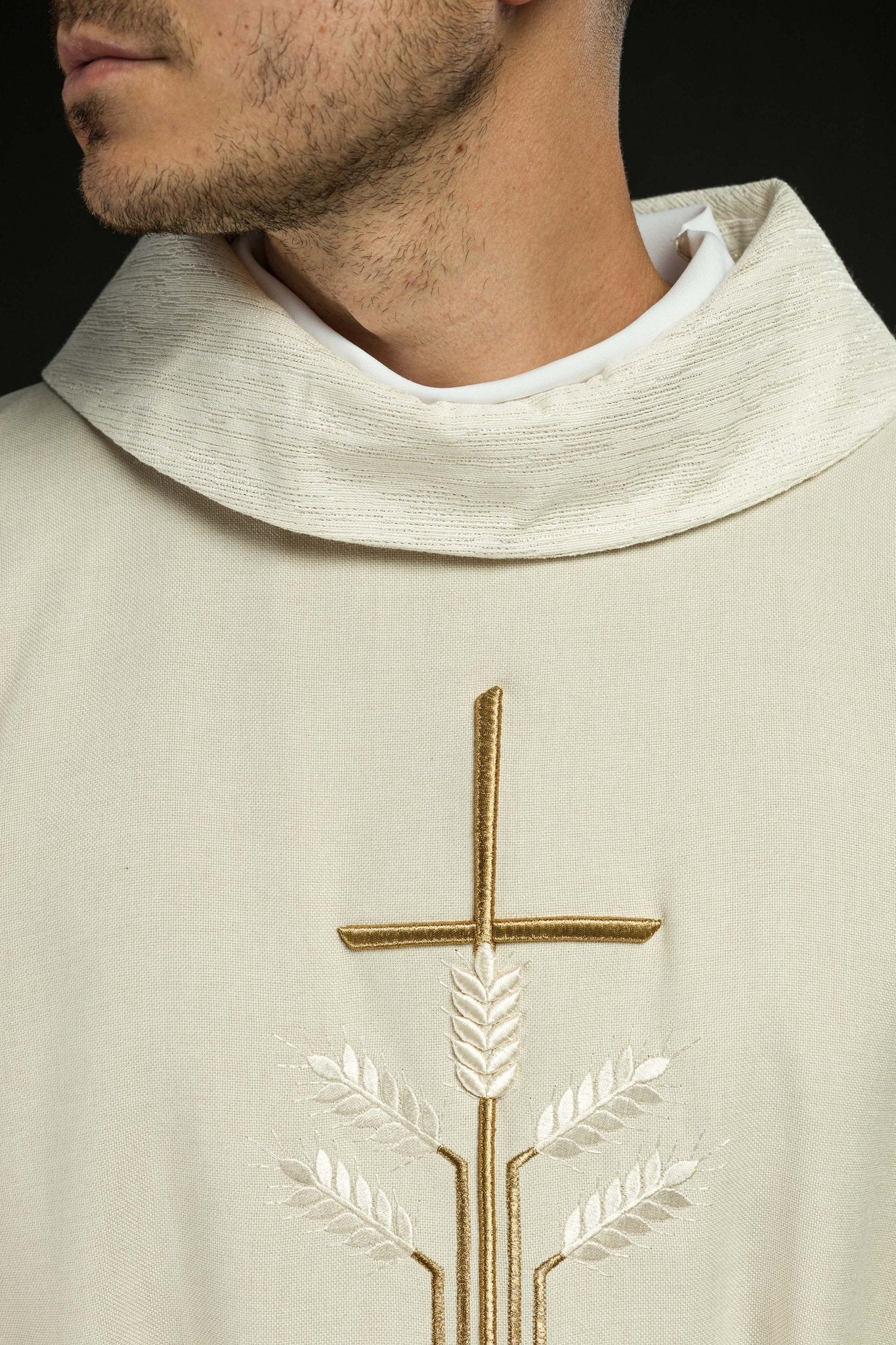 Chasuble avec motif de croix, d'oreilles et de poissons S-7063-05-70 - CHASUBLES.FR