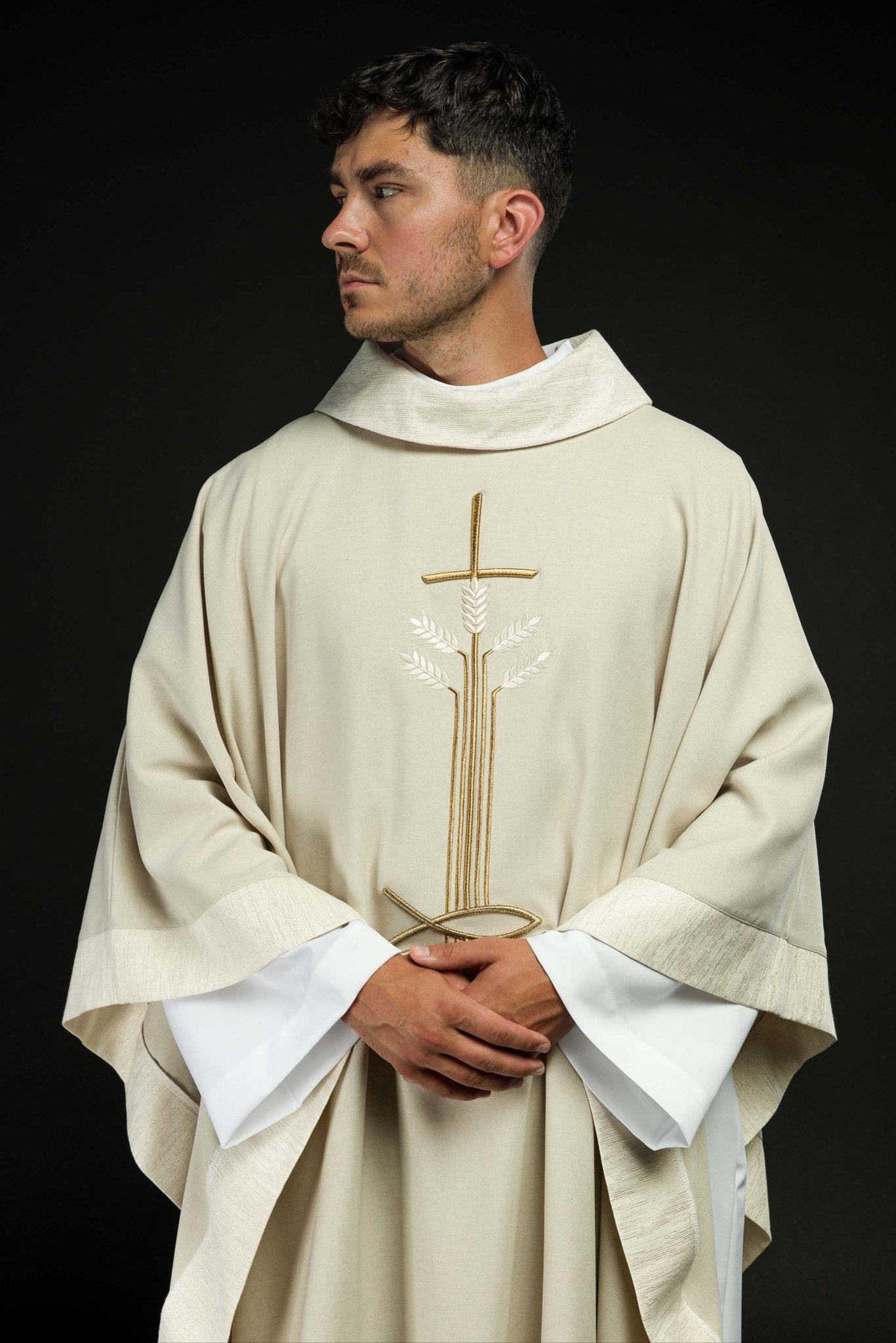 Chasuble avec motif de croix, d'oreilles et de poissons S-7063-05-70 - CHASUBLES.FR