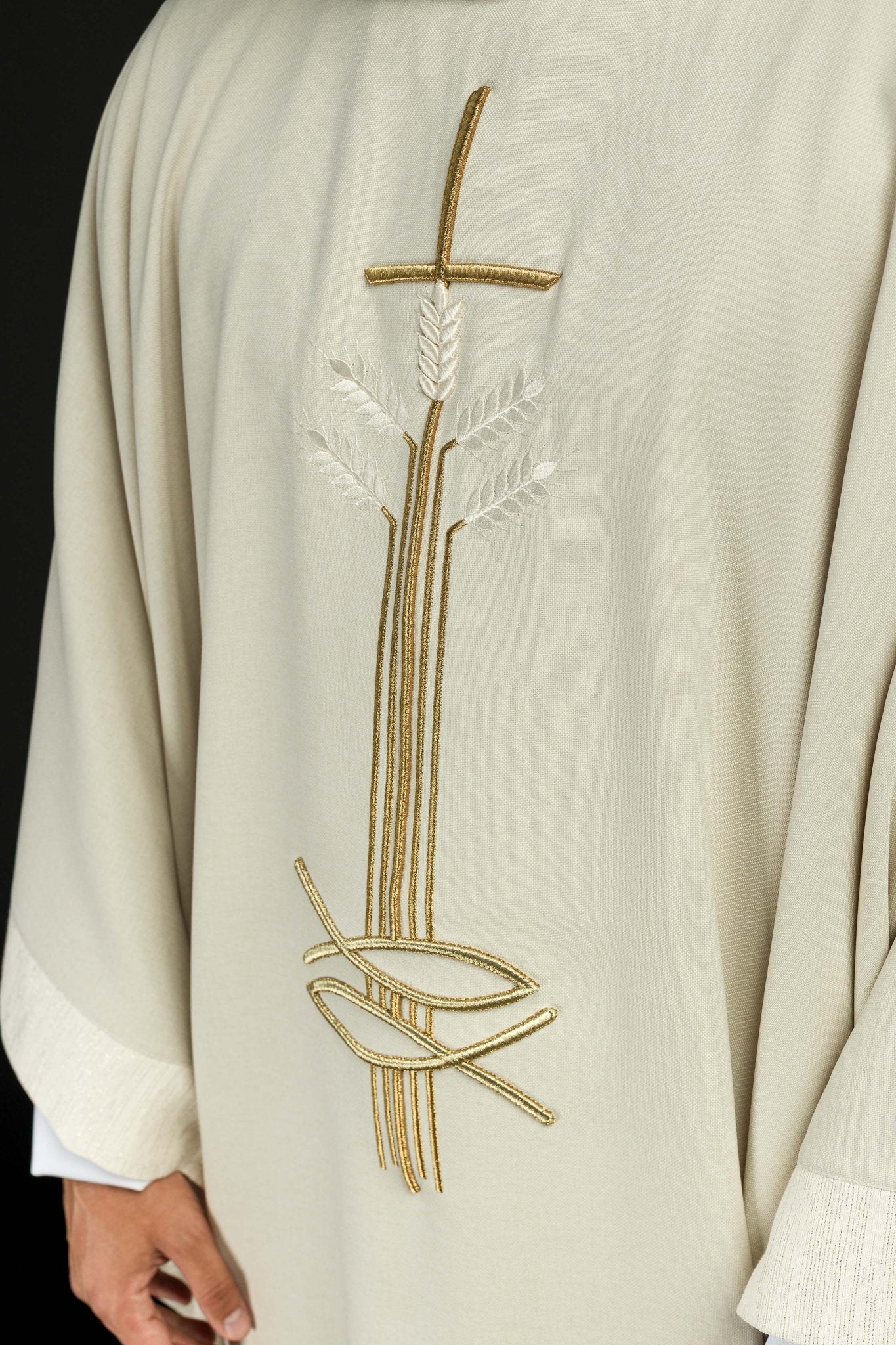 Chasuble avec motif de croix, d'oreilles et de poissons S-7063-05-70 - CHASUBLES.FR