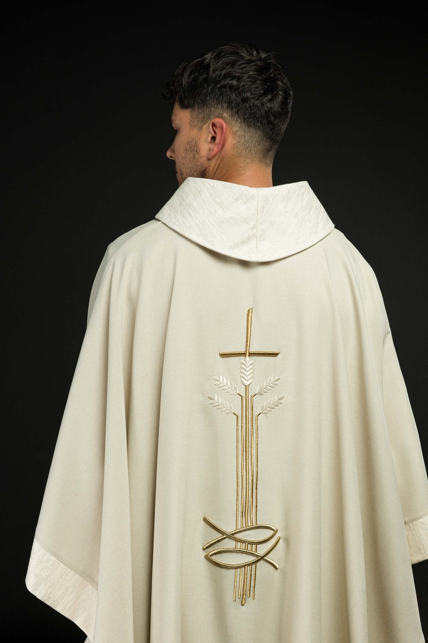 Chasuble avec motif de croix, d'oreilles et de poissons S-7063-05-70 - CHASUBLES.FR