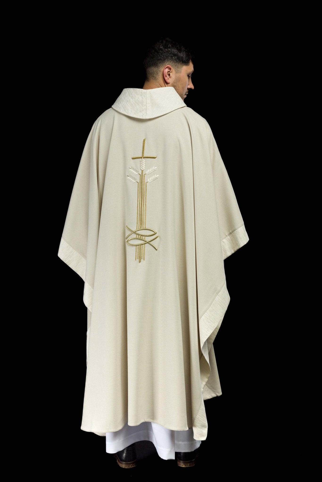 Chasuble avec motif de croix, d'oreilles et de poissons S-7063-05-70 - CHASUBLES.FR