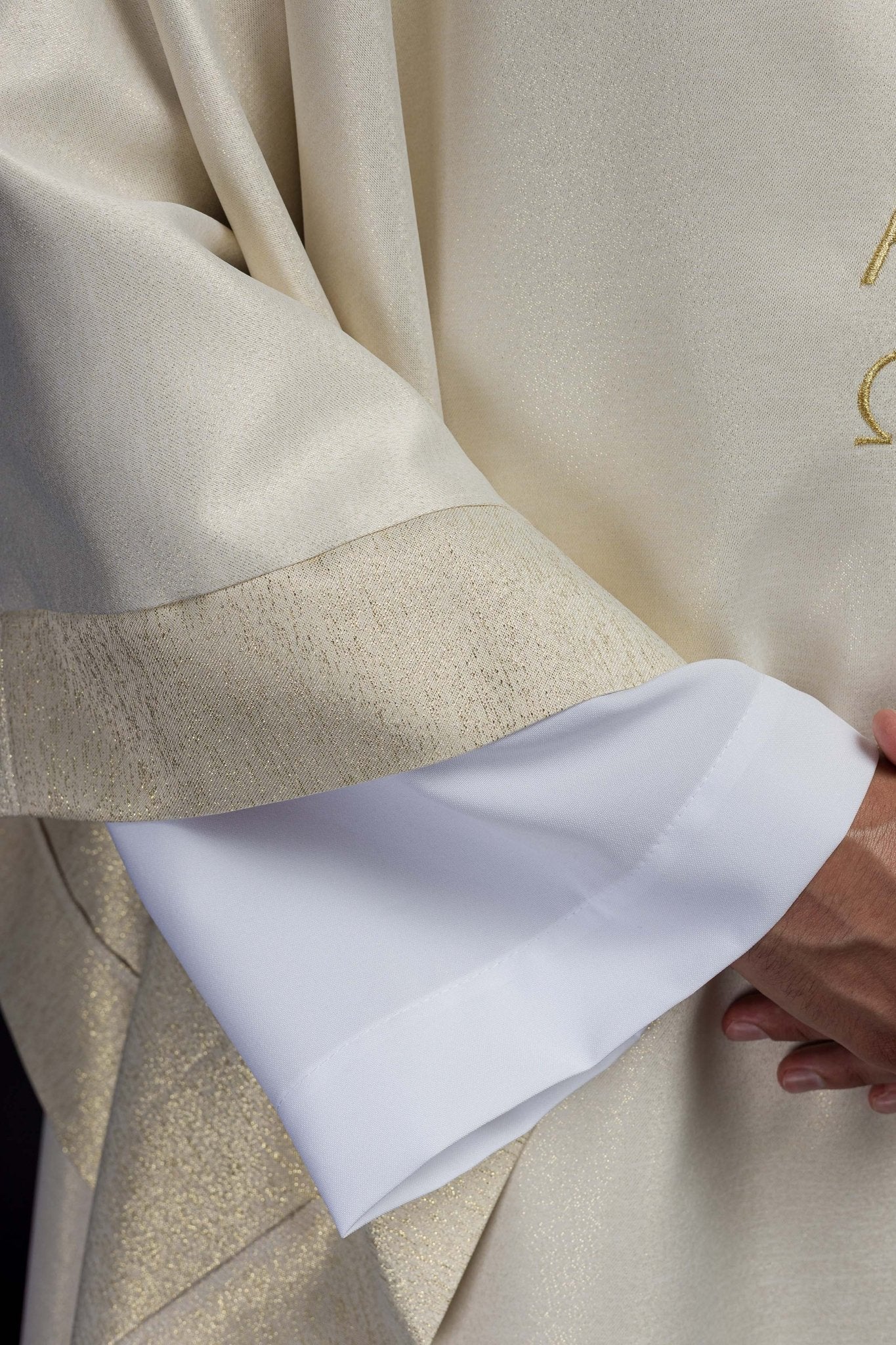 Chasuble avec motif de croix et d'oreilles en écru S - 7052 - 05 - 54 - CHASUBLES.FR