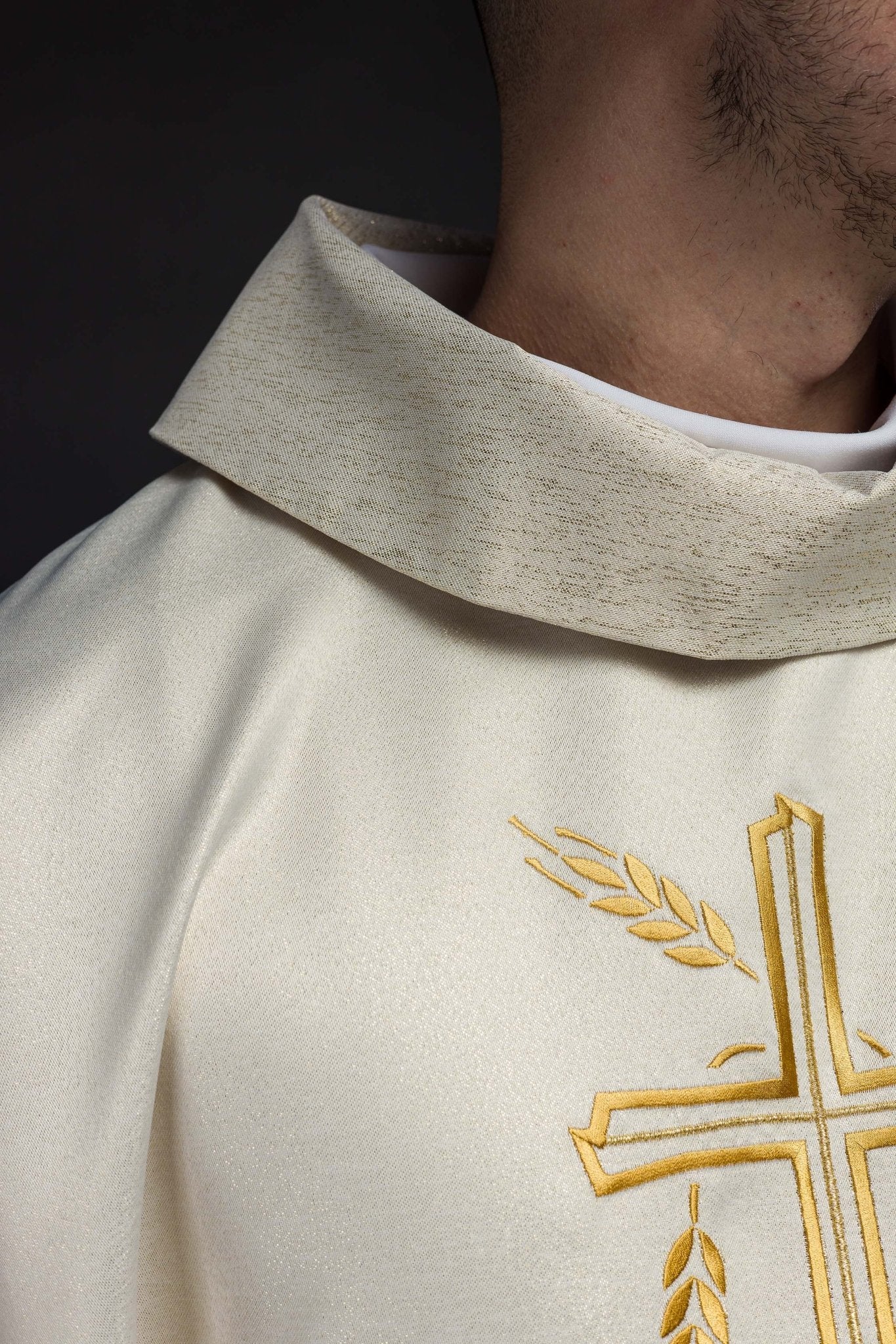 Chasuble avec motif de croix et d'oreilles en écru S - 7052 - 05 - 54 - CHASUBLES.FR