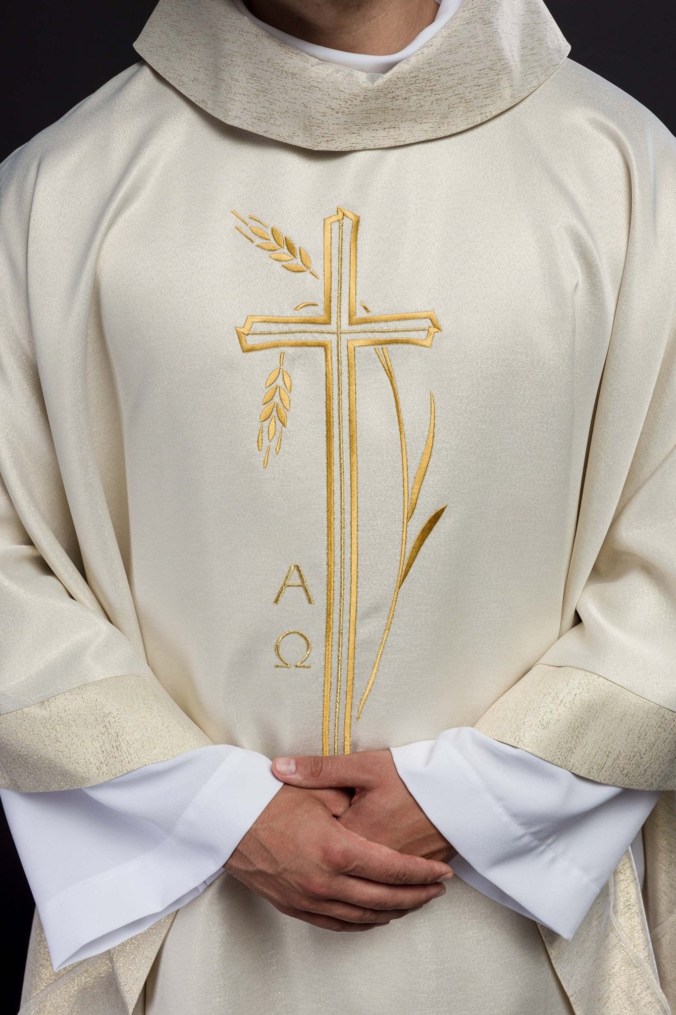 Chasuble avec motif de croix et d'oreilles en écru S - 7052 - 05 - 54 - CHASUBLES.FR