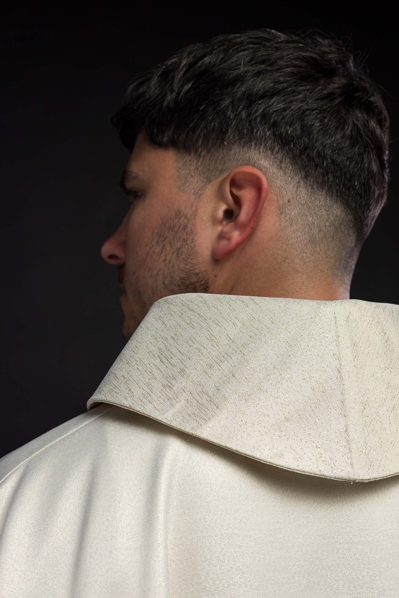 Chasuble avec motif de croix et d'oreilles en écru S - 7052 - 05 - 54 - CHASUBLES.FR