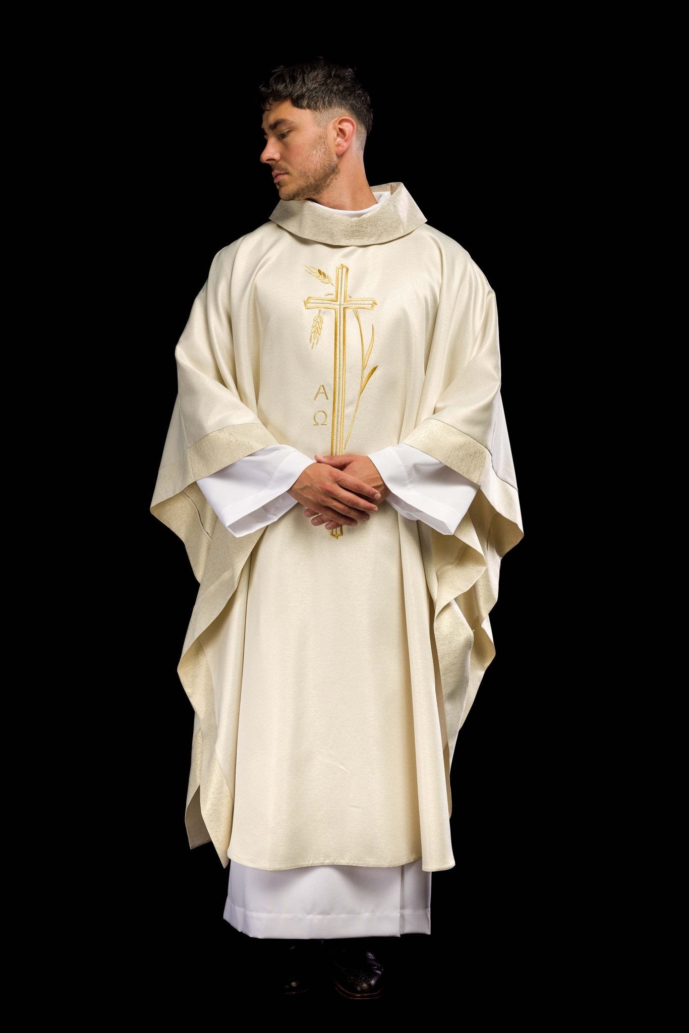 Chasuble avec motif de croix et d'oreilles en écru S - 7052 - 05 - 54 - CHASUBLES.FR