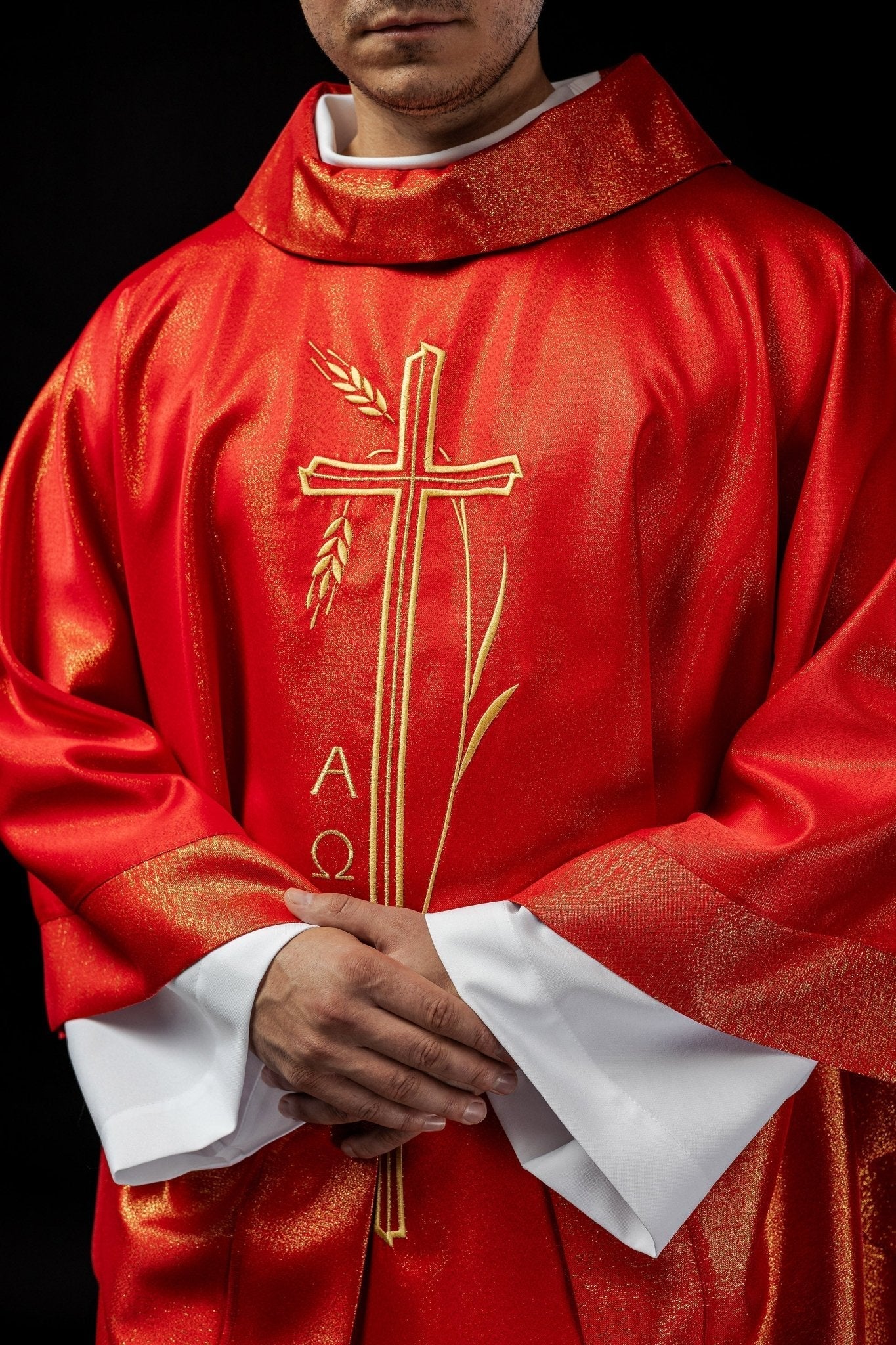 Chasuble avec motif de croix et d'oreilles en rouge S - 7052 - 02 - 54 - CHASUBLES.FR
