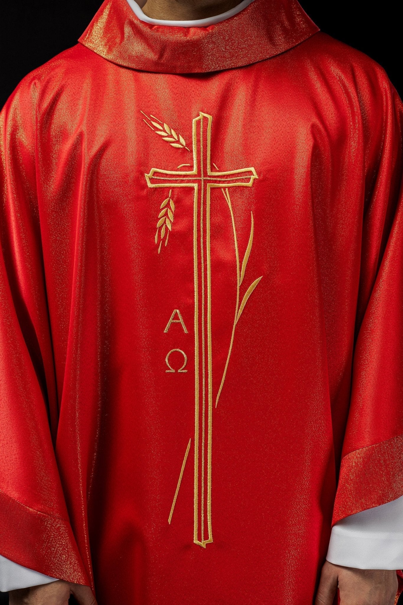 Chasuble avec motif de croix et d'oreilles en rouge S - 7052 - 02 - 54 - CHASUBLES.FR