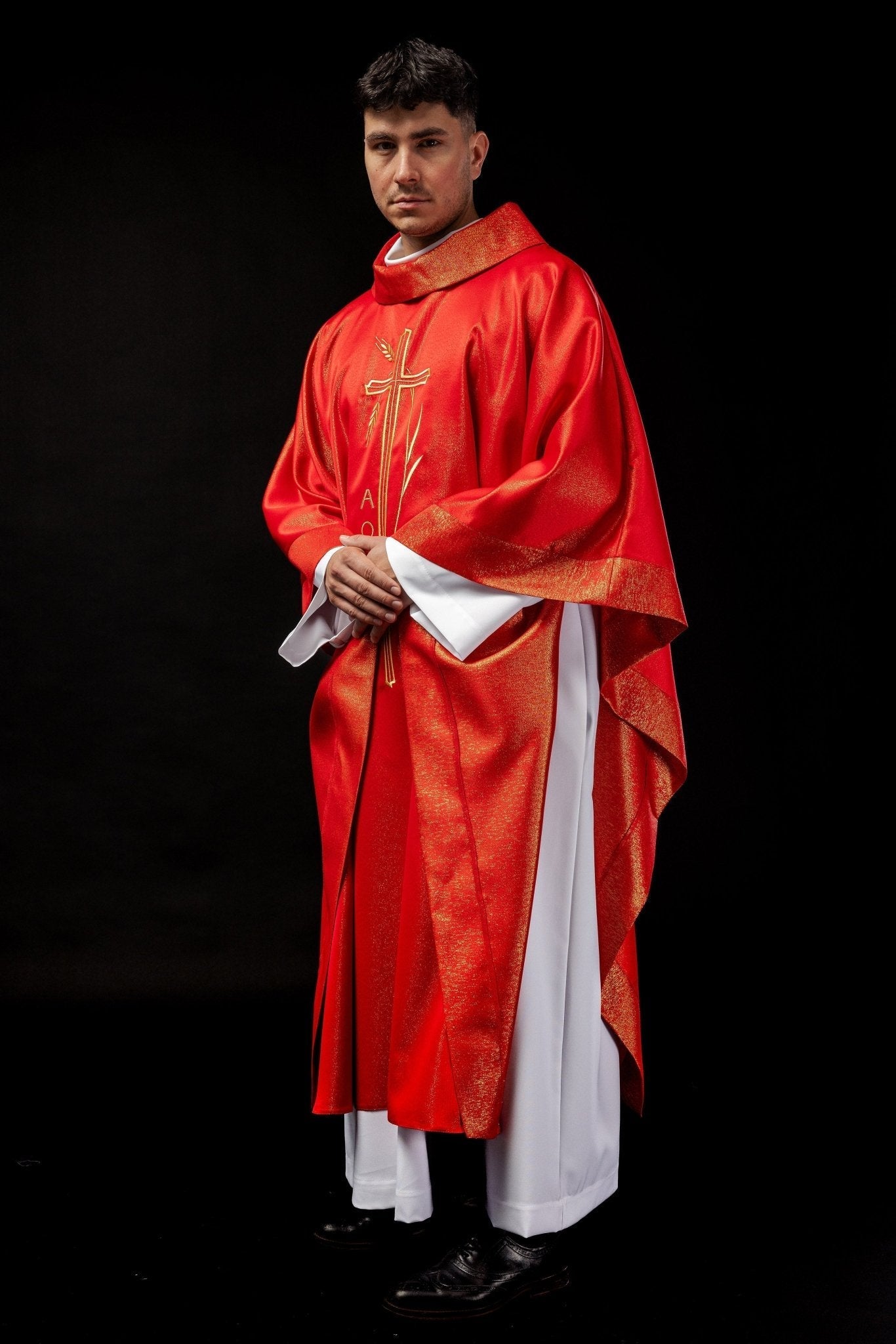 Chasuble avec motif de croix et d'oreilles en rouge S - 7052 - 02 - 54 - CHASUBLES.FR