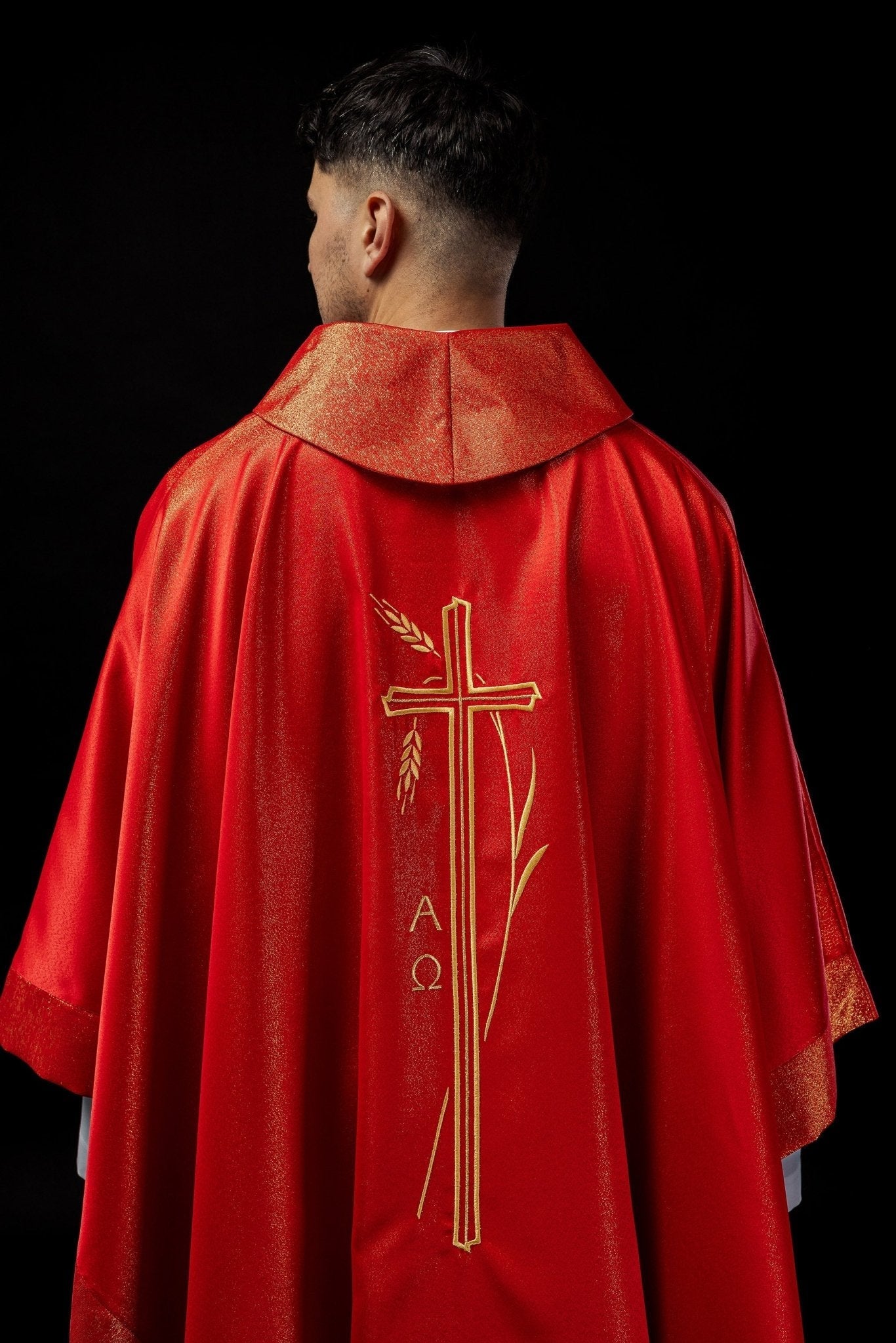 Chasuble avec motif de croix et d'oreilles en rouge S - 7052 - 02 - 54 - CHASUBLES.FR