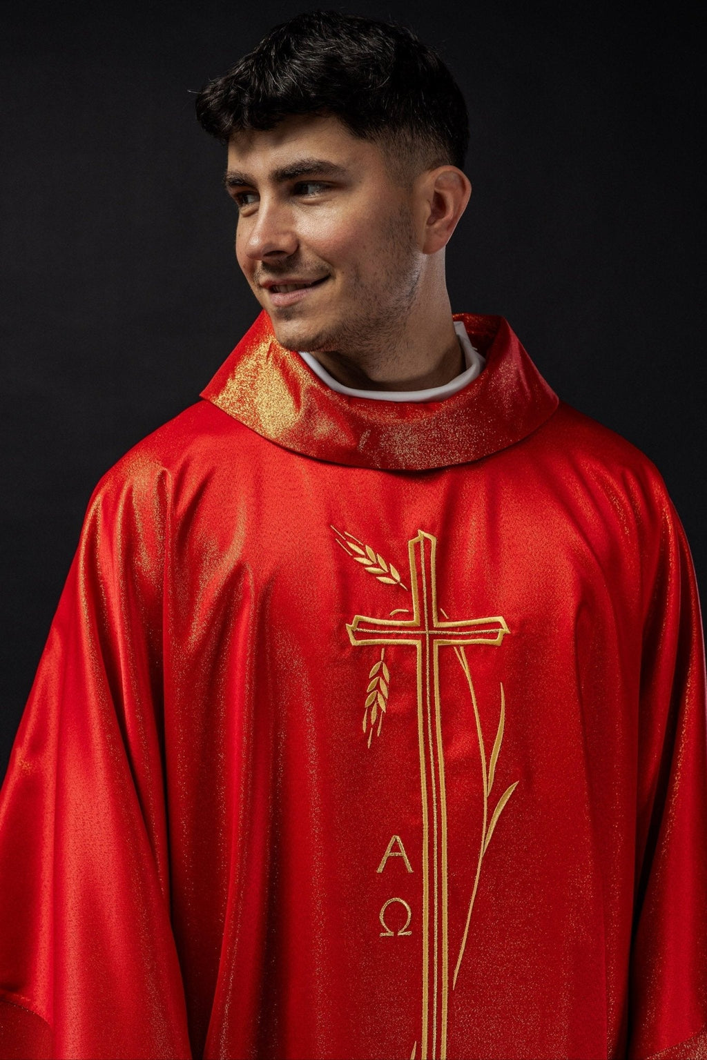 Chasuble avec motif de croix et d'oreilles en rouge S - 7052 - 02 - 54 - CHASUBLES.FR