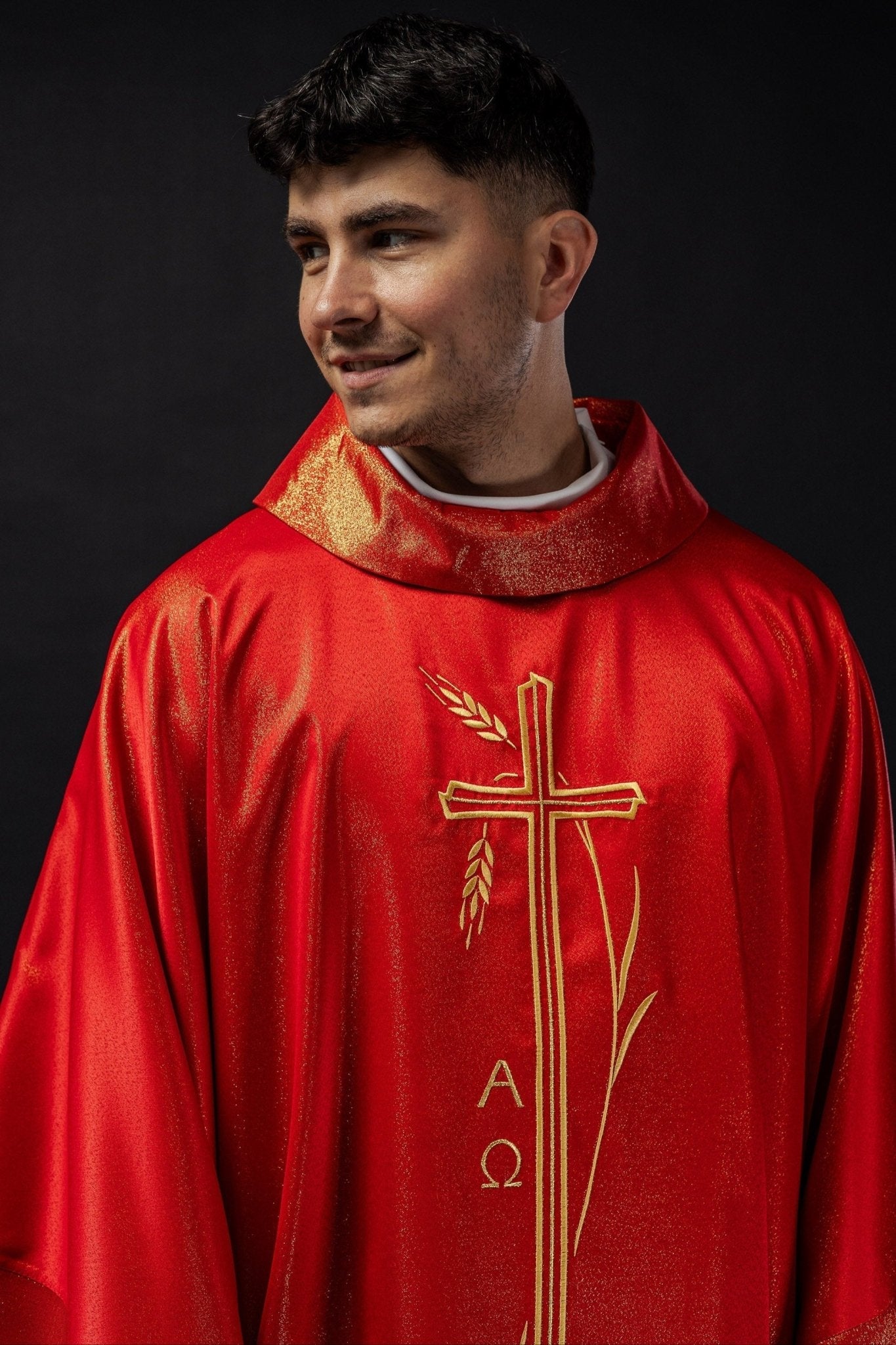 Chasuble avec motif de croix et d'oreilles en rouge S - 7052 - 02 - 54 - CHASUBLES.FR