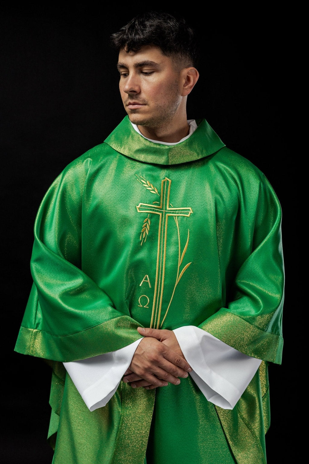 Chasuble avec motif de croix et d'oreilles en vert S - 7052 - 01 - 54 - CHASUBLES.FR