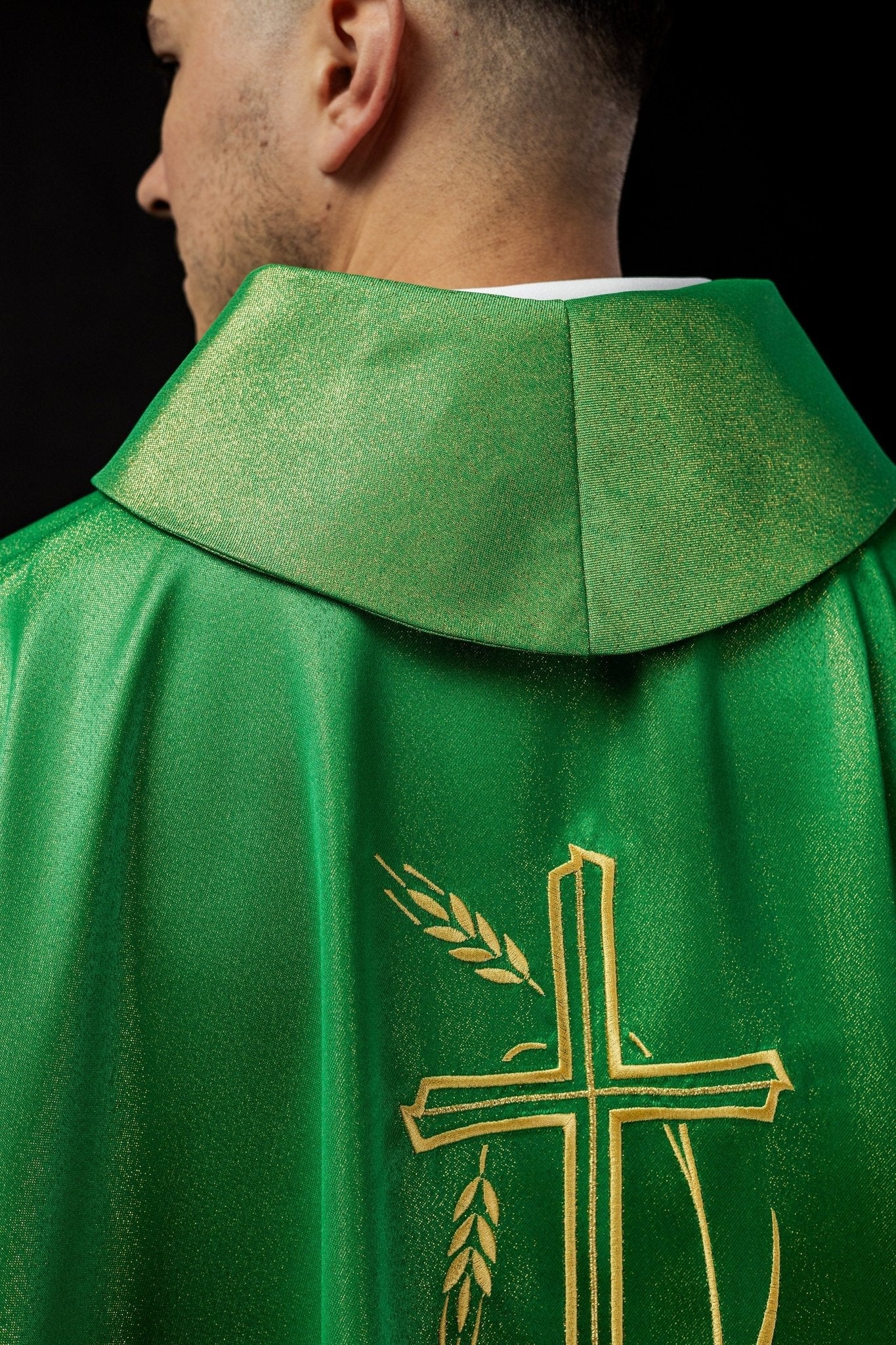 Chasuble avec motif de croix et d'oreilles en vert S - 7052 - 01 - 54 - CHASUBLES.FR