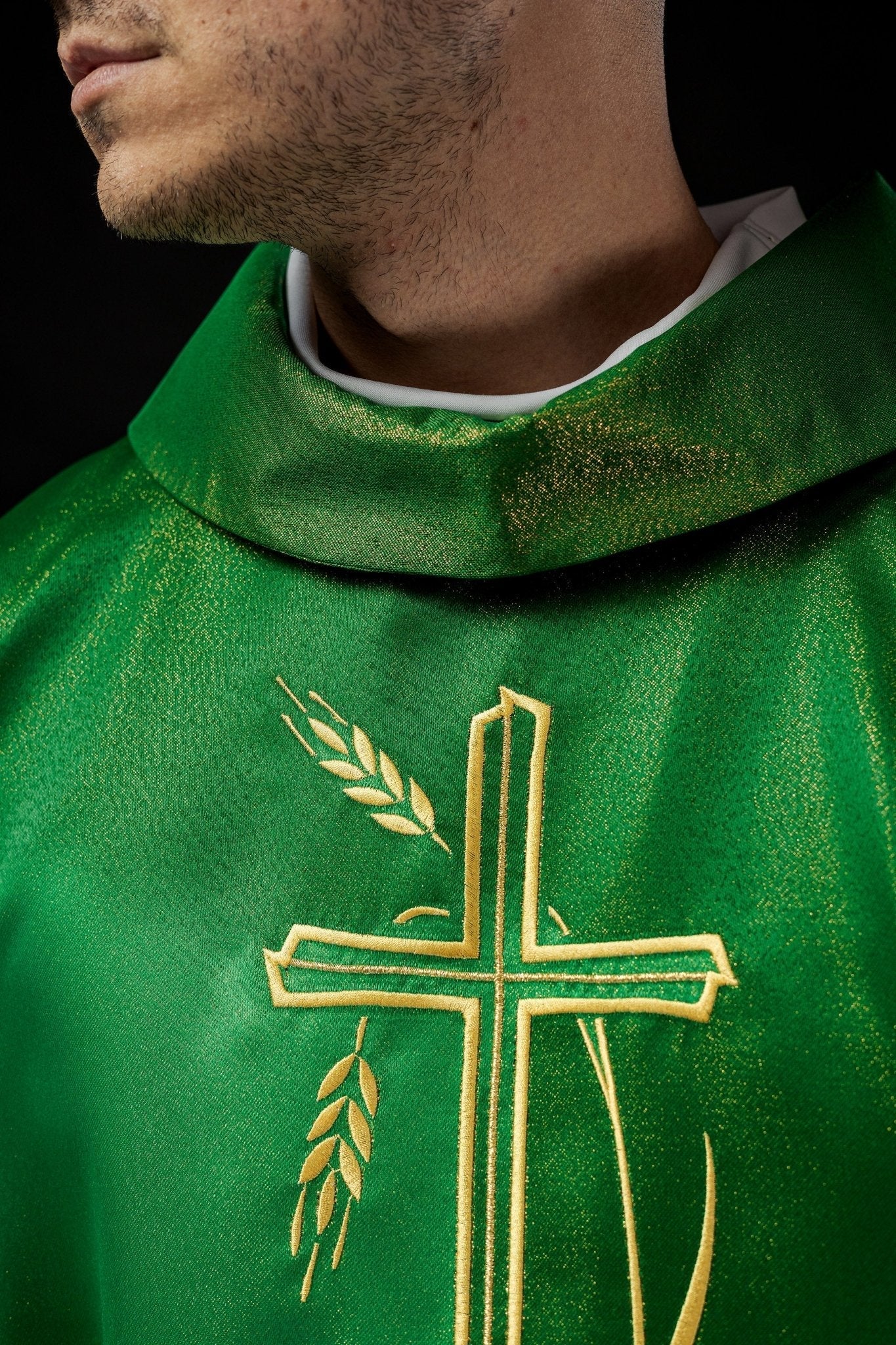 Chasuble avec motif de croix et d'oreilles en vert S - 7052 - 01 - 54 - CHASUBLES.FR