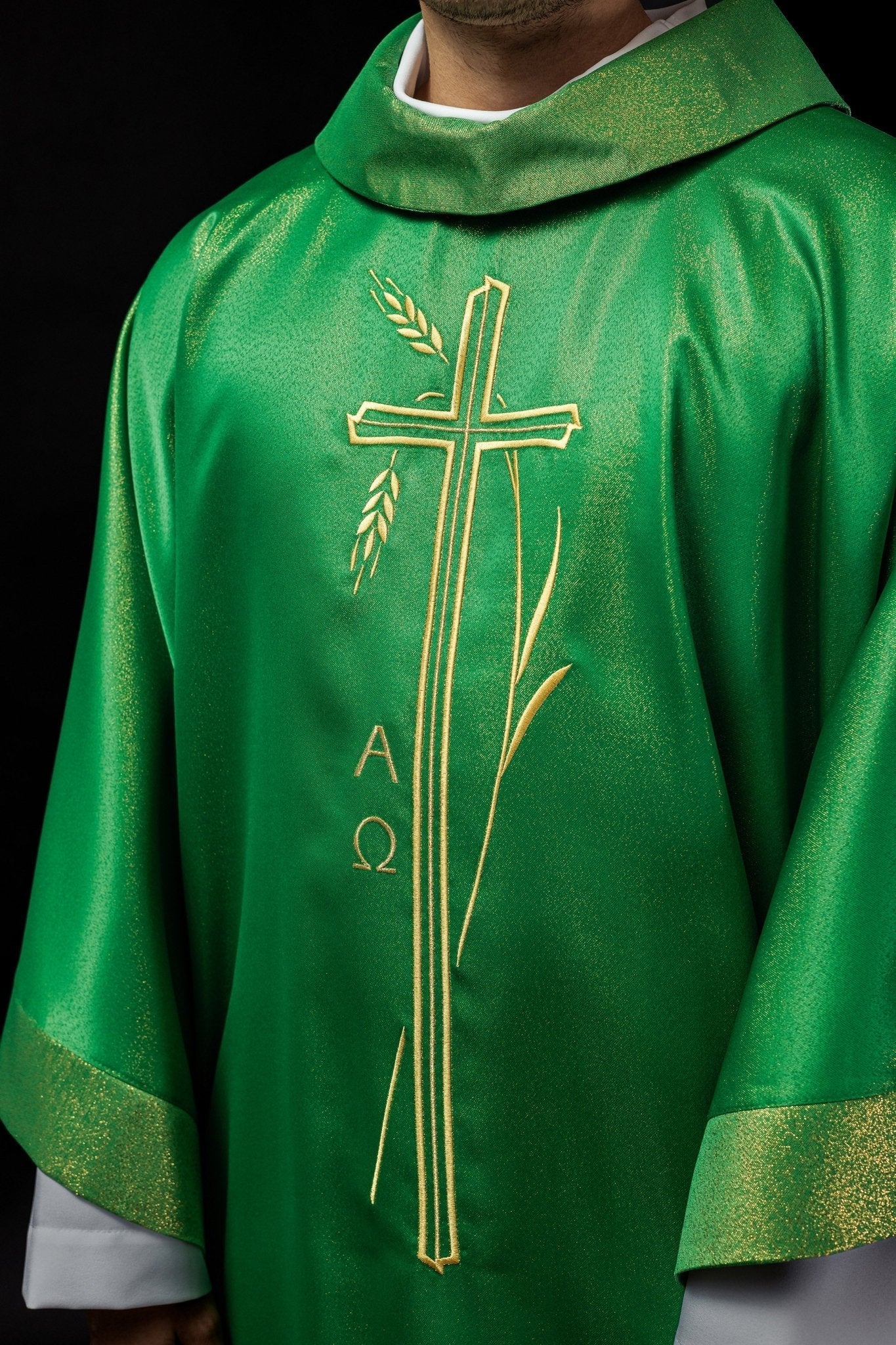 Chasuble avec motif de croix et d'oreilles en vert S - 7052 - 01 - 54 - CHASUBLES.FR