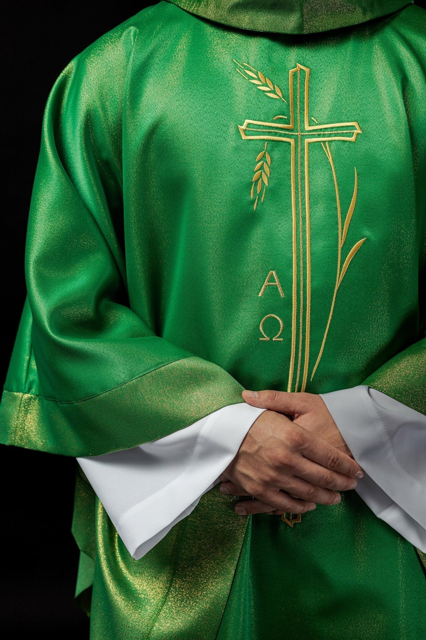 Chasuble avec motif de croix et d'oreilles en vert S - 7052 - 01 - 54 - CHASUBLES.FR