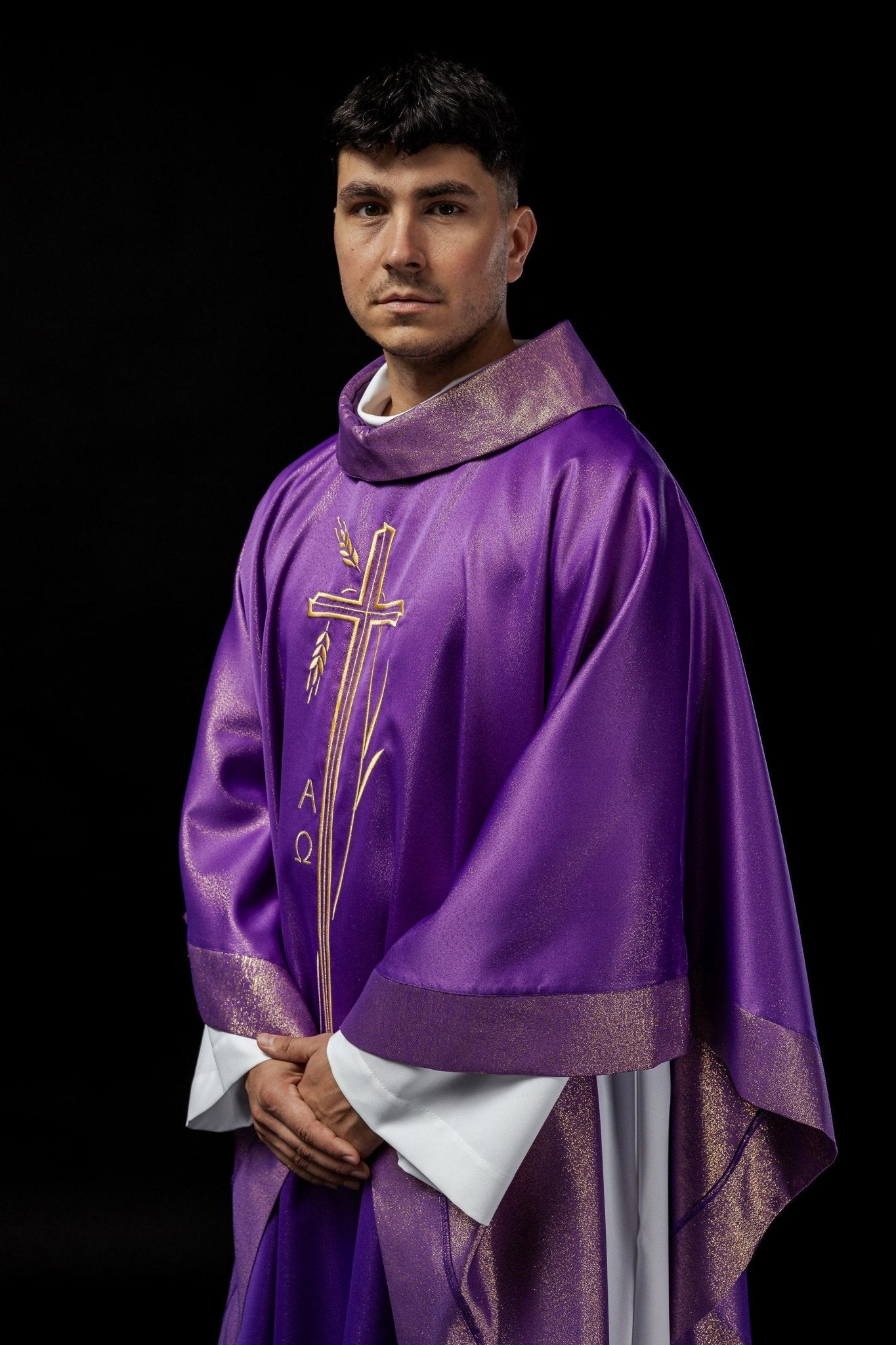 Chasuble avec motif de croix et d'oreilles en violet S - 7052 - 03 - 54 - CHASUBLES.FR