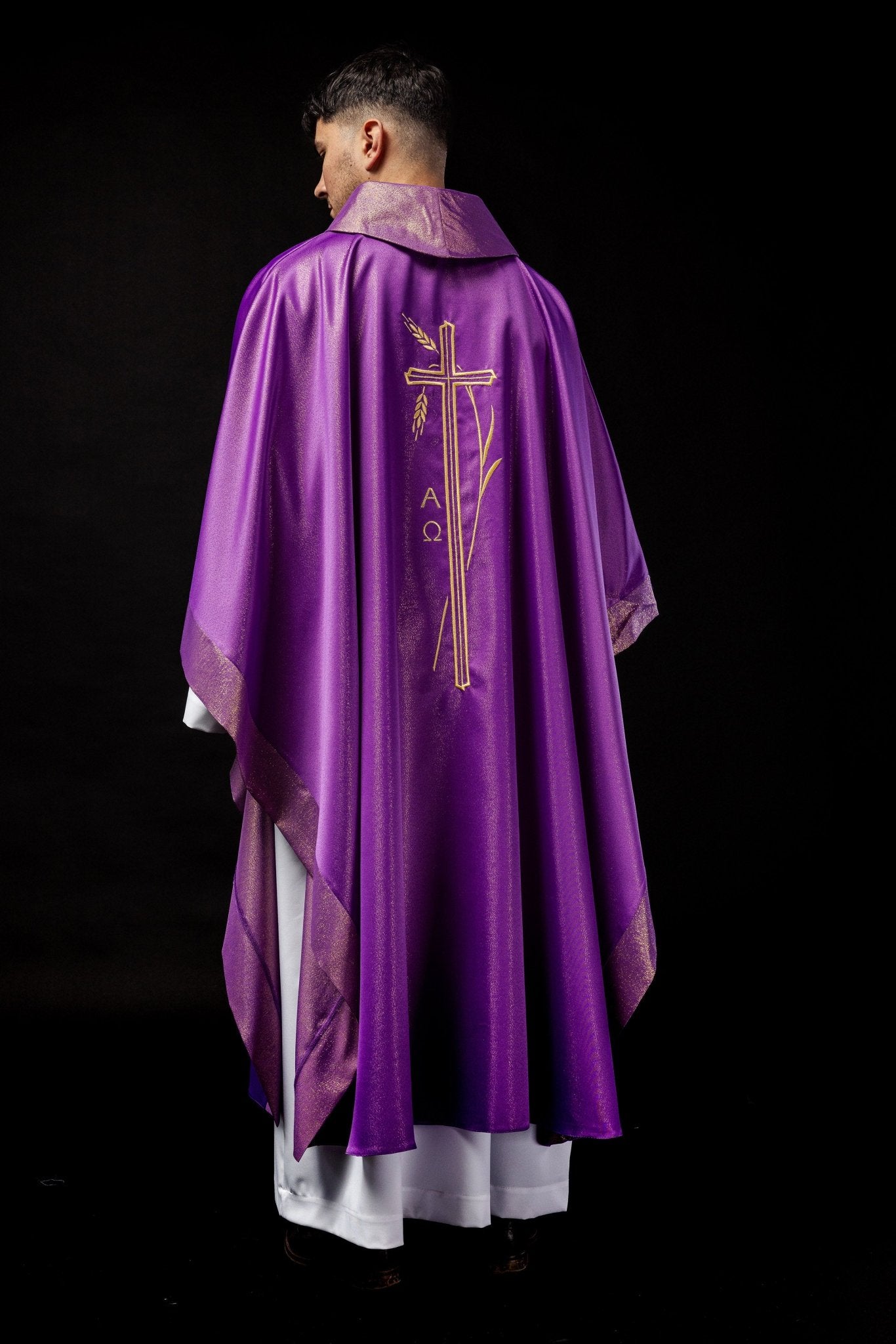 Chasuble avec motif de croix et d'oreilles en violet S - 7052 - 03 - 54 - CHASUBLES.FR