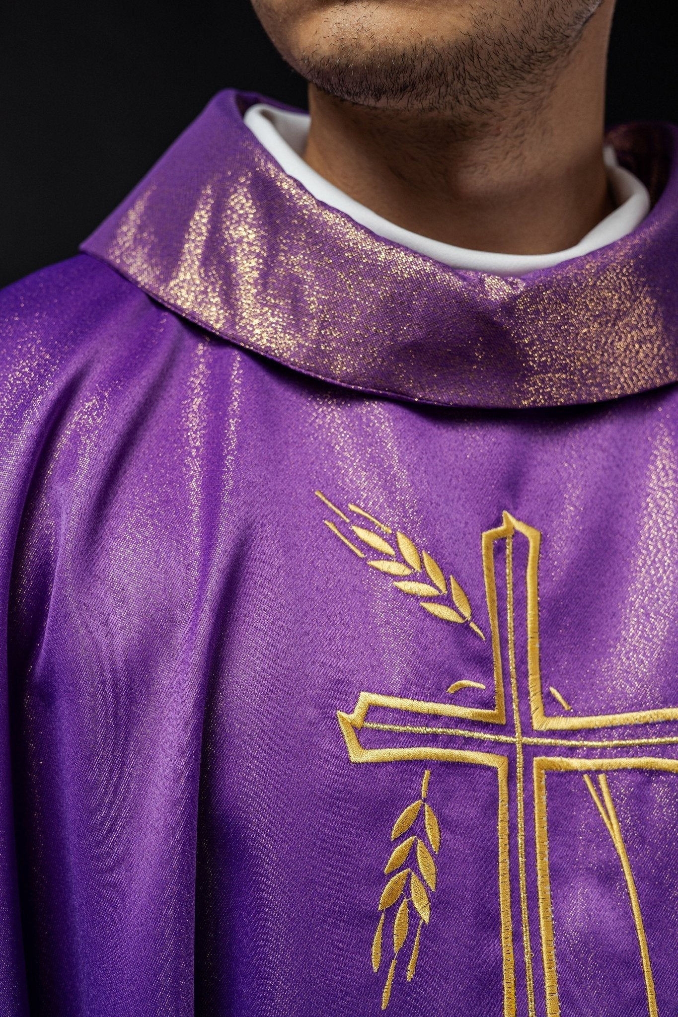 Chasuble avec motif de croix et d'oreilles en violet S - 7052 - 03 - 54 - CHASUBLES.FR