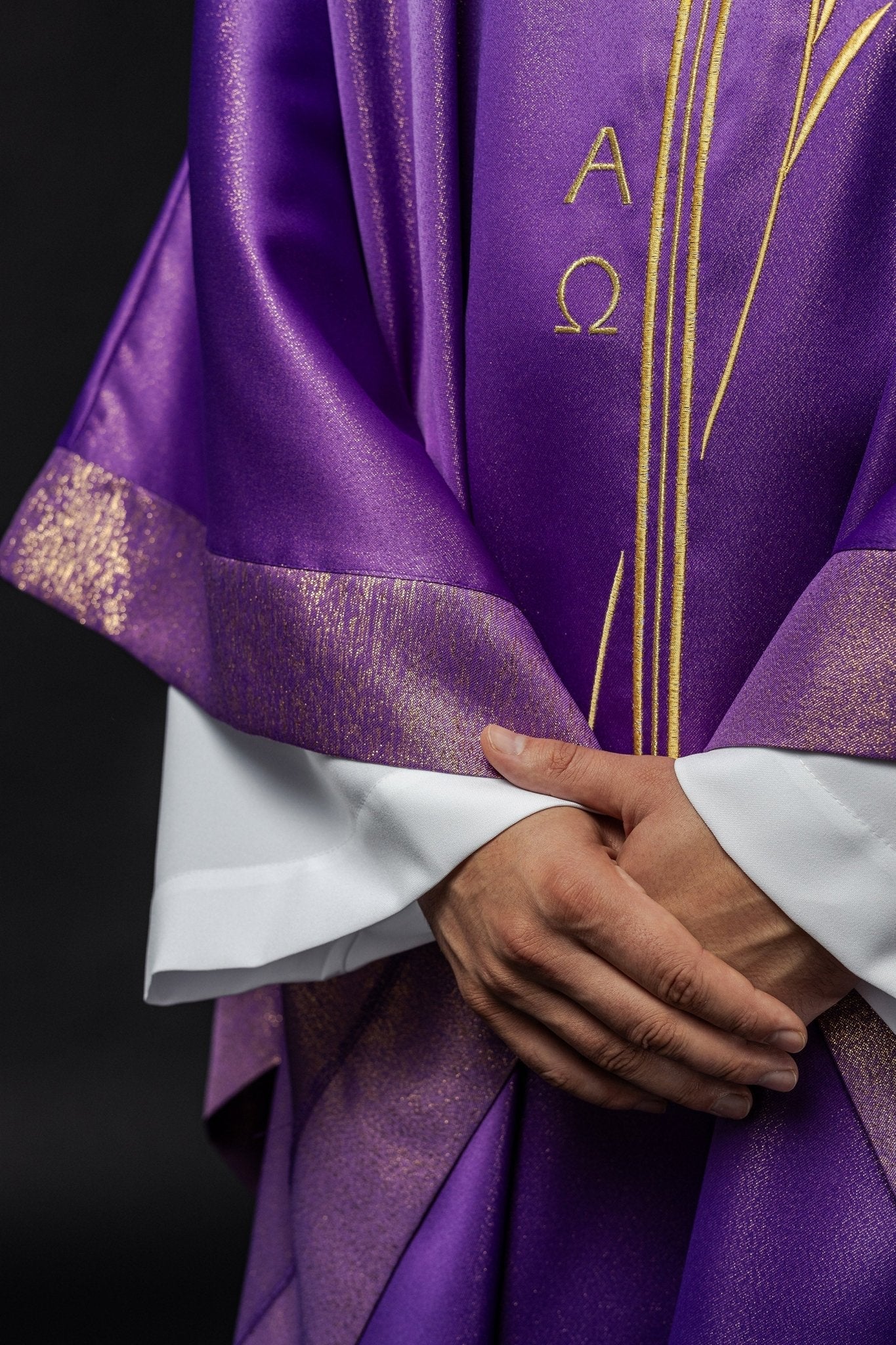 Chasuble avec motif de croix et d'oreilles en violet S - 7052 - 03 - 54 - CHASUBLES.FR