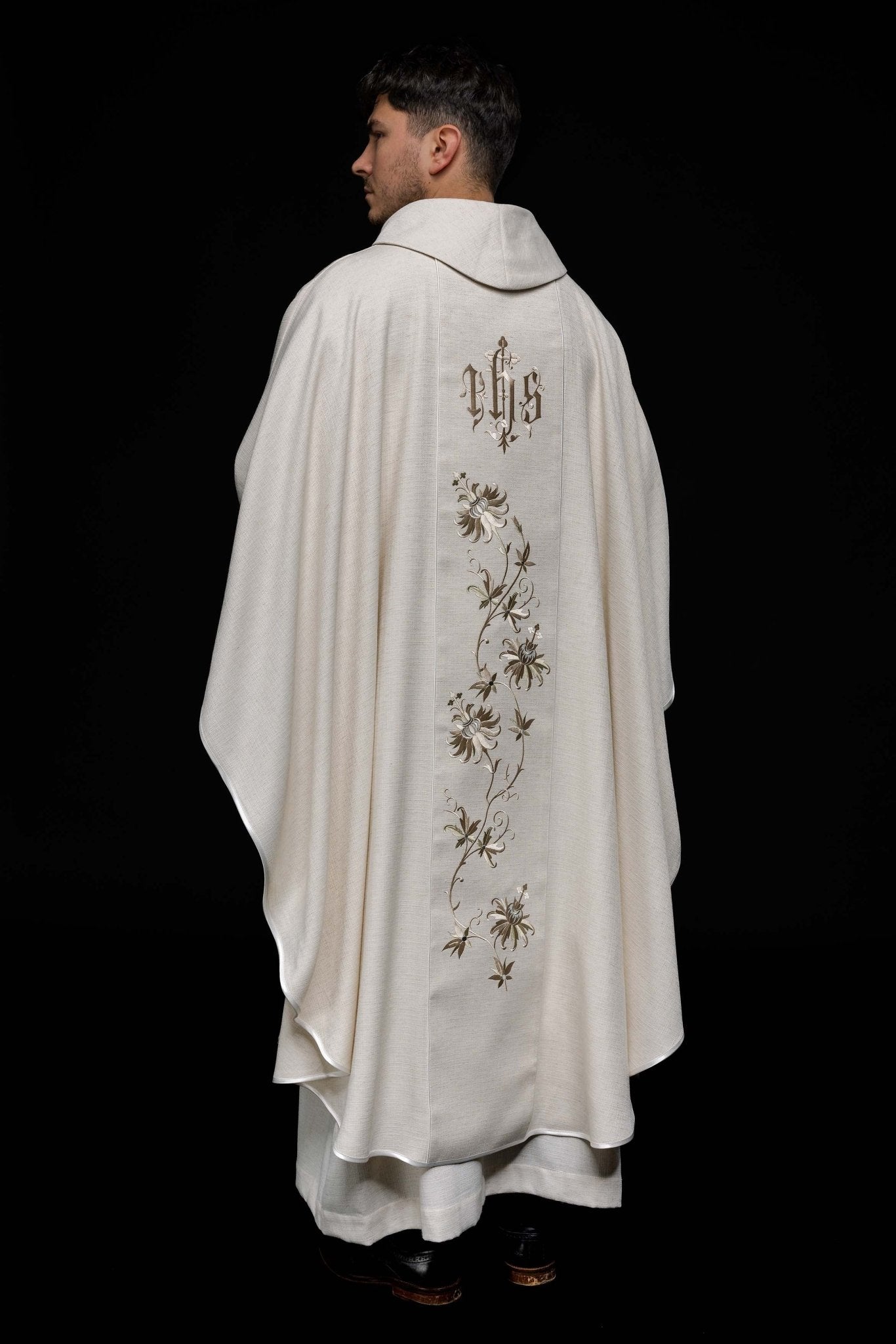 Chasuble avec motif IHS brodé écru KOR/215/05/49 ECRU - CHASUBLES.FR