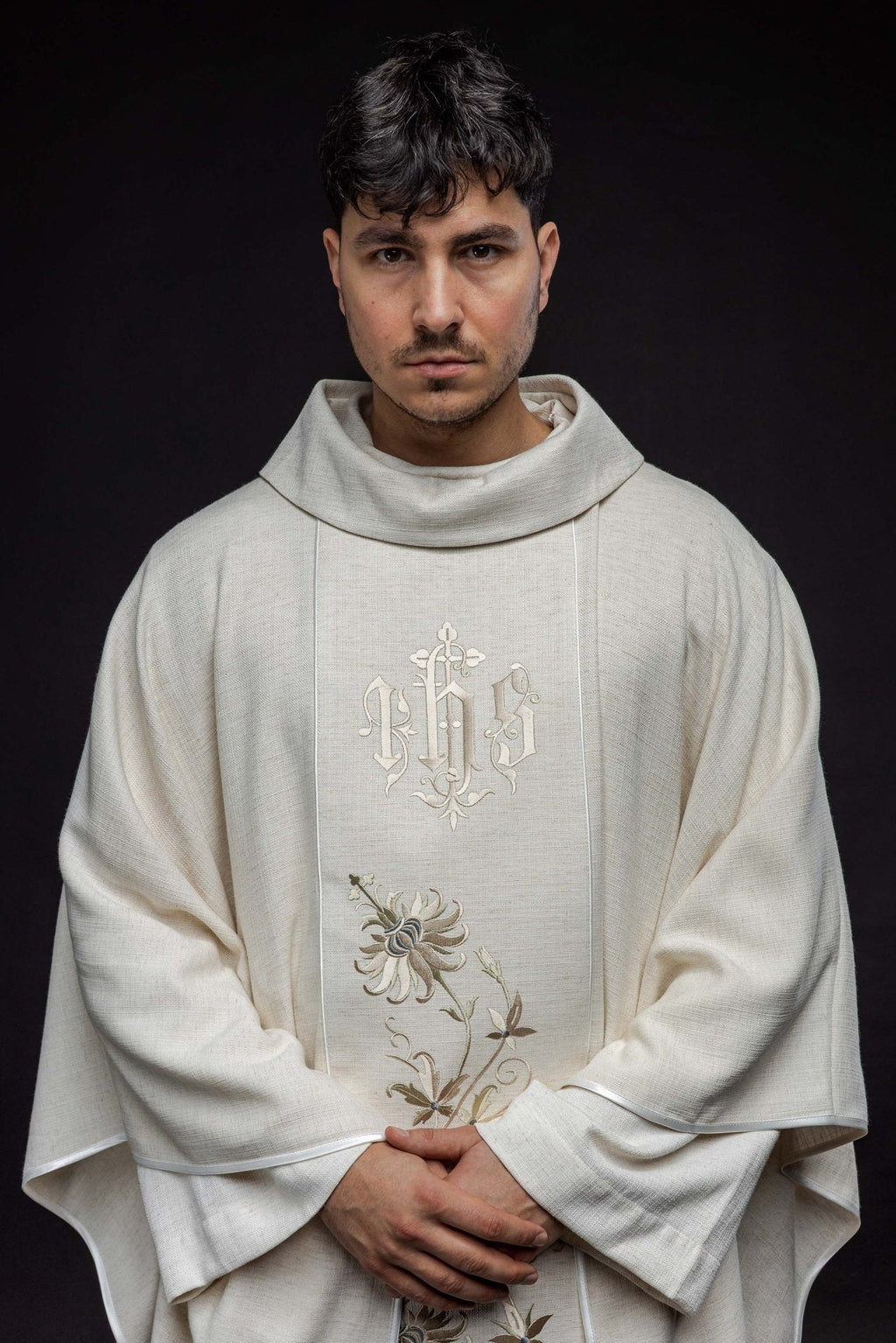 Chasuble avec motif IHS brodé écru KOR/215/05/49 ECRU - CHASUBLES.FR