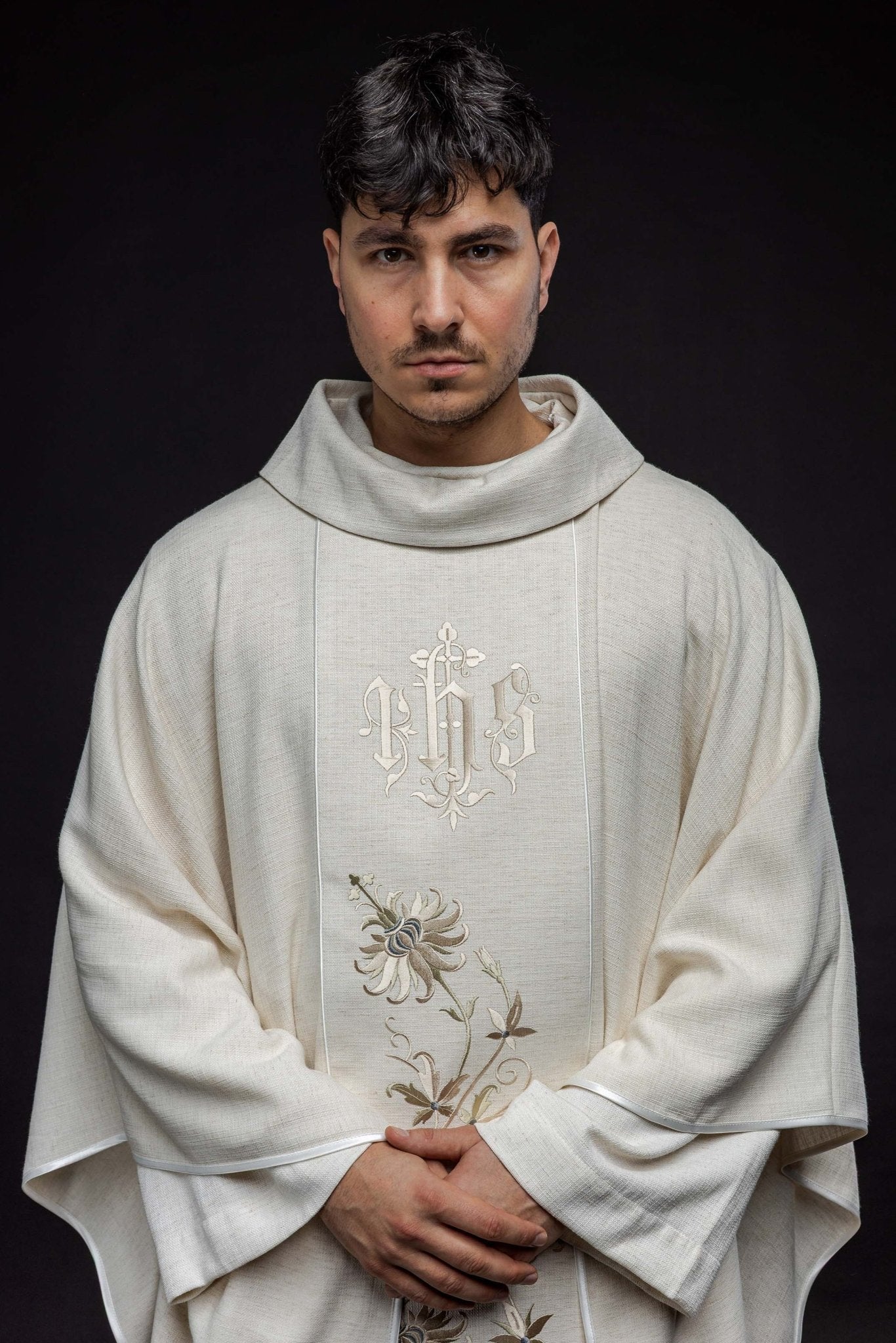 Chasuble avec motif IHS brodé écru KOR/215/05/49 ECRU - CHASUBLES.FR