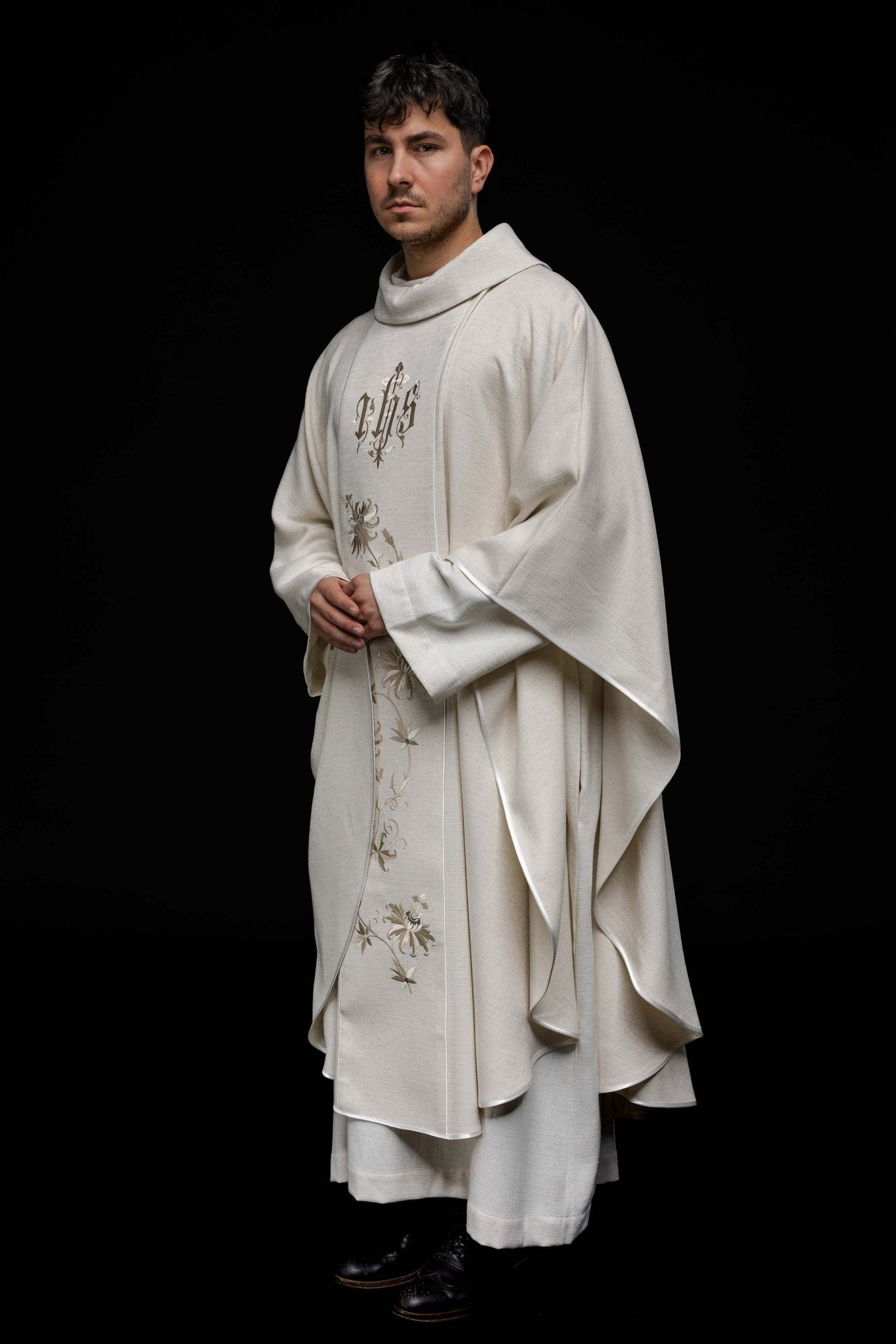Chasuble avec motif IHS brodé écru KOR/215/05/49 ECRU - CHASUBLES.FR