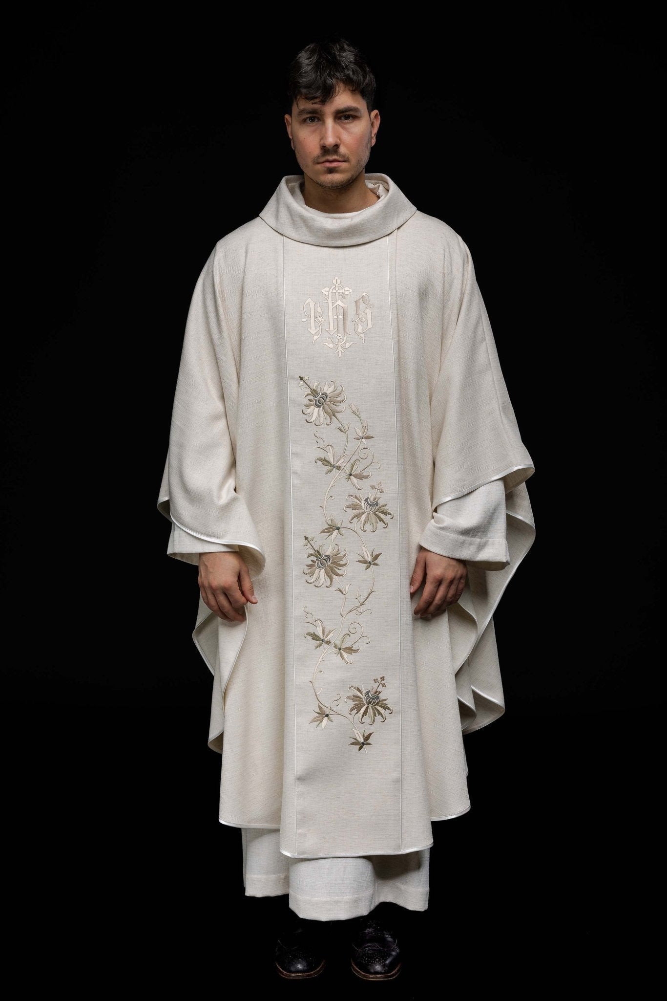 Chasuble avec motif IHS brodé écru KOR/215/05/49 ECRU - CHASUBLES.FR