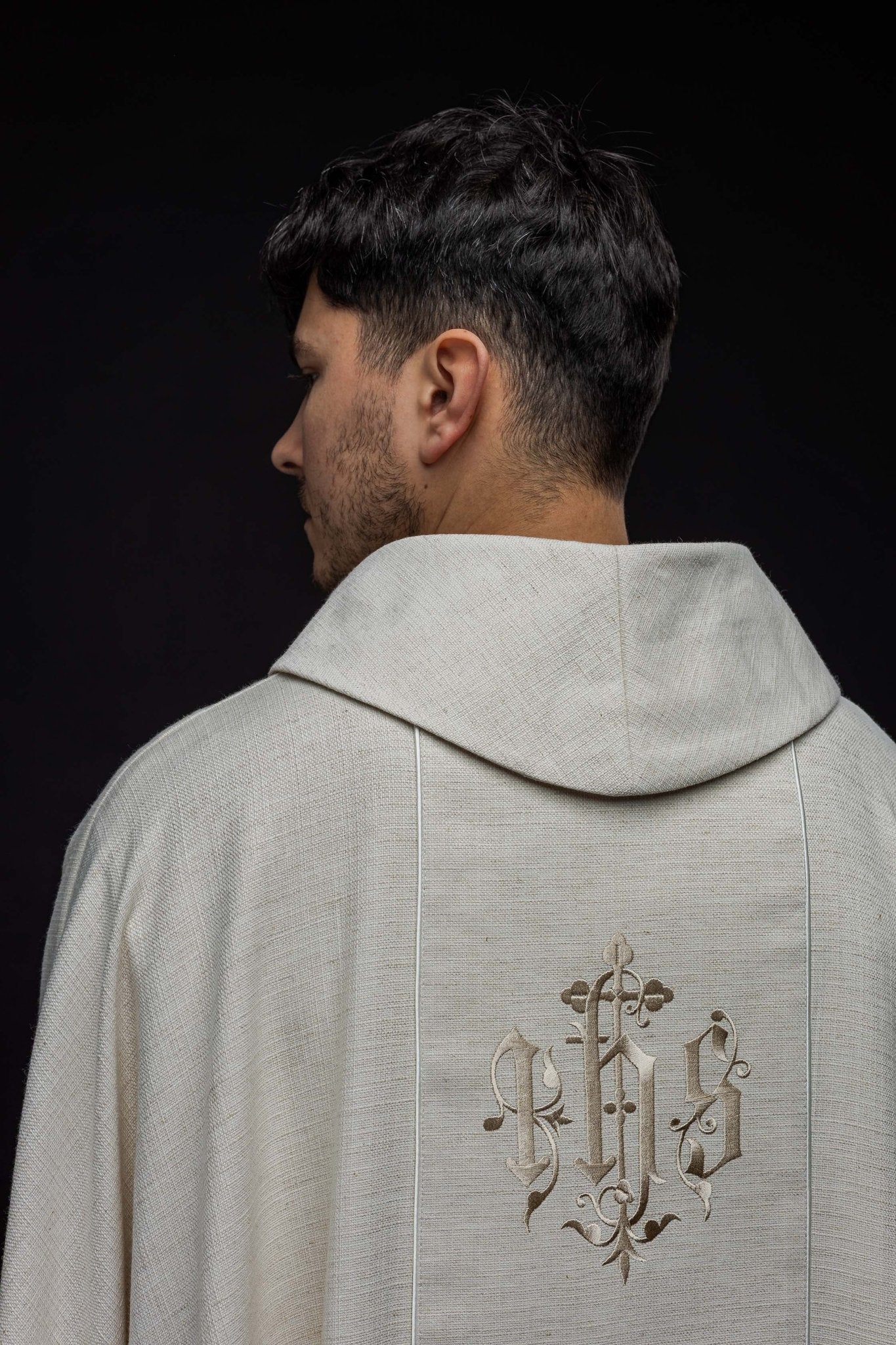 Chasuble avec motif IHS brodé écru KOR/215/05/49 ECRU - CHASUBLES.FR