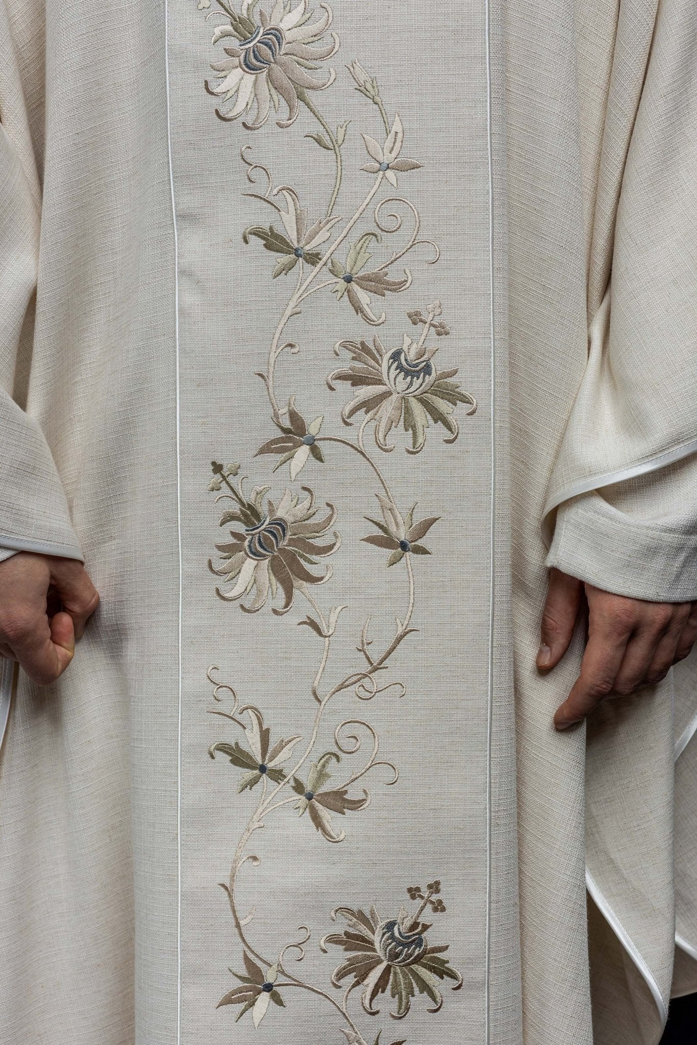 Chasuble avec motif IHS brodé écru KOR/215/05/49 ECRU - CHASUBLES.FR