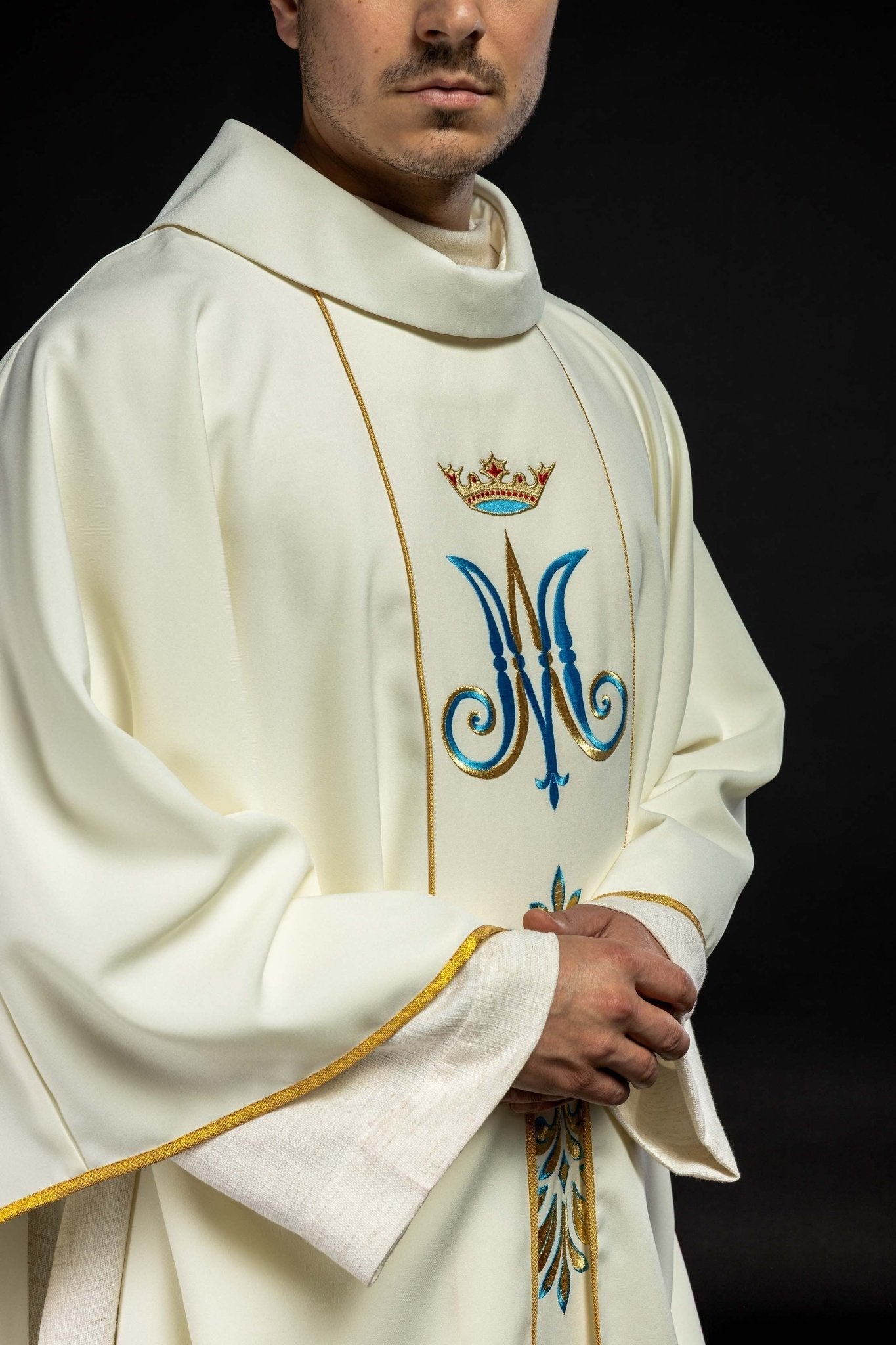 Chasuble avec motif marial de couleur écrue KOR/061/05/01 ECRU - CHASUBLES.FR
