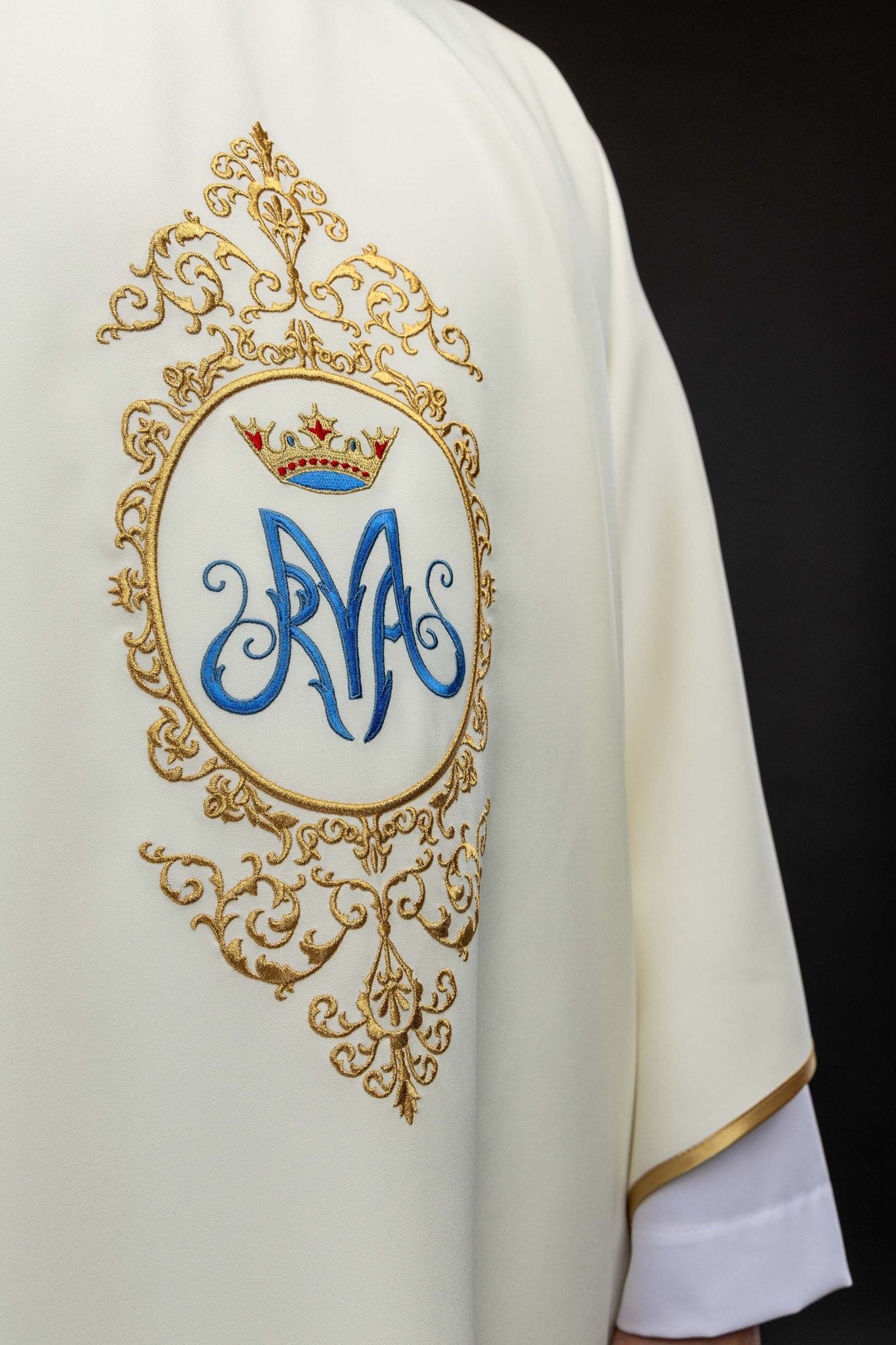Chasuble avec motif marial entouré de broderies dorée KOR/232/05/12 ECRU - CHASUBLES.FR