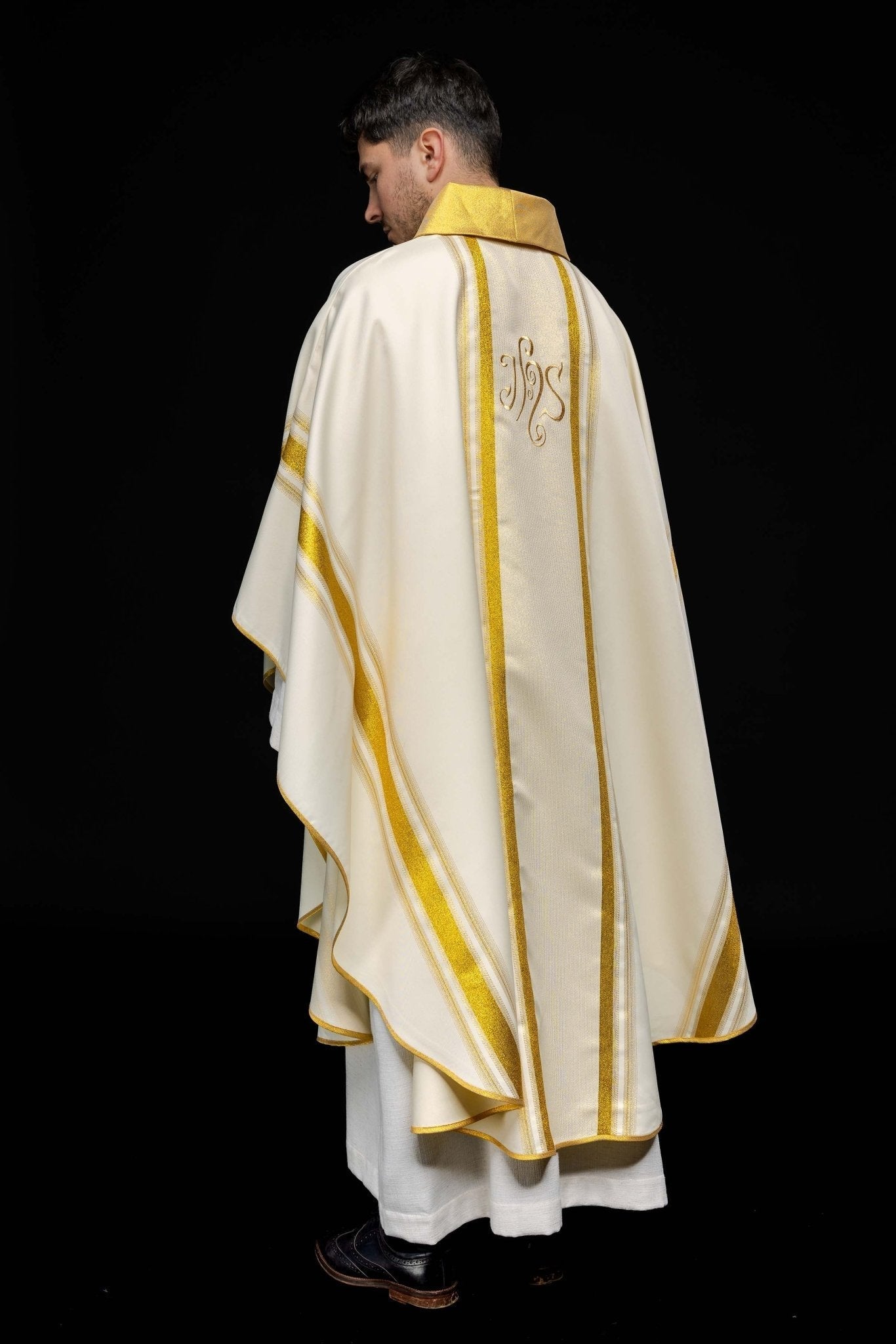 Chasuble avec riche dorure et motif IHS KOR/183/05/27 ECRU - CHASUBLES.FR