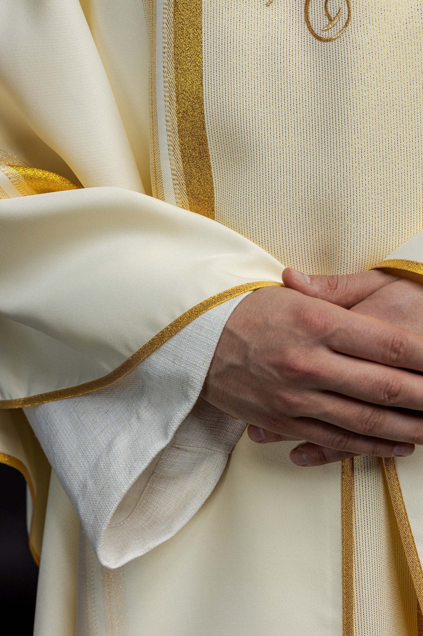 Chasuble avec riche dorure et motif IHS KOR/183/05/27 ECRU - CHASUBLES.FR