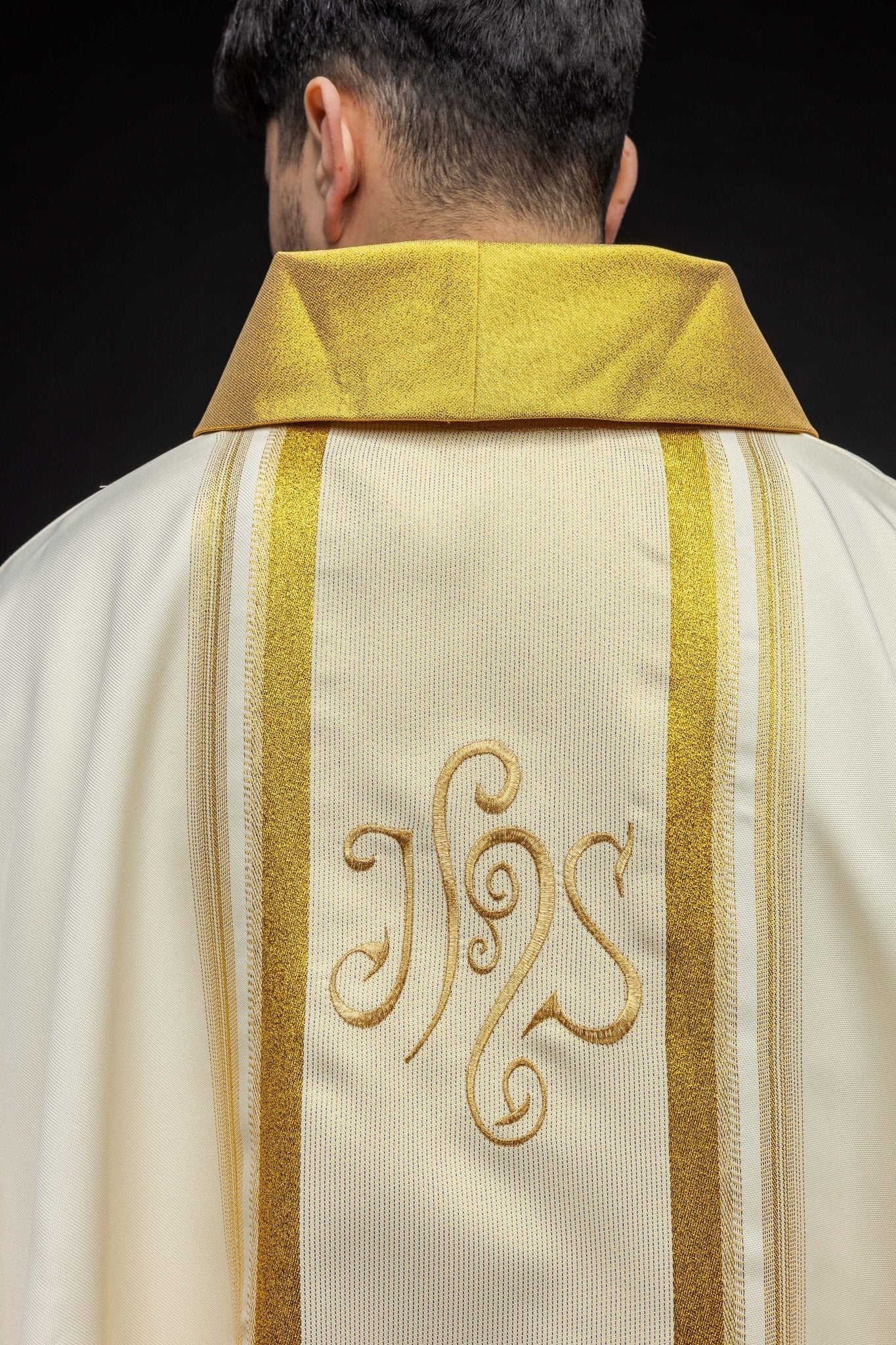 Chasuble avec riche dorure et motif IHS KOR/183/05/27 ECRU - CHASUBLES.FR