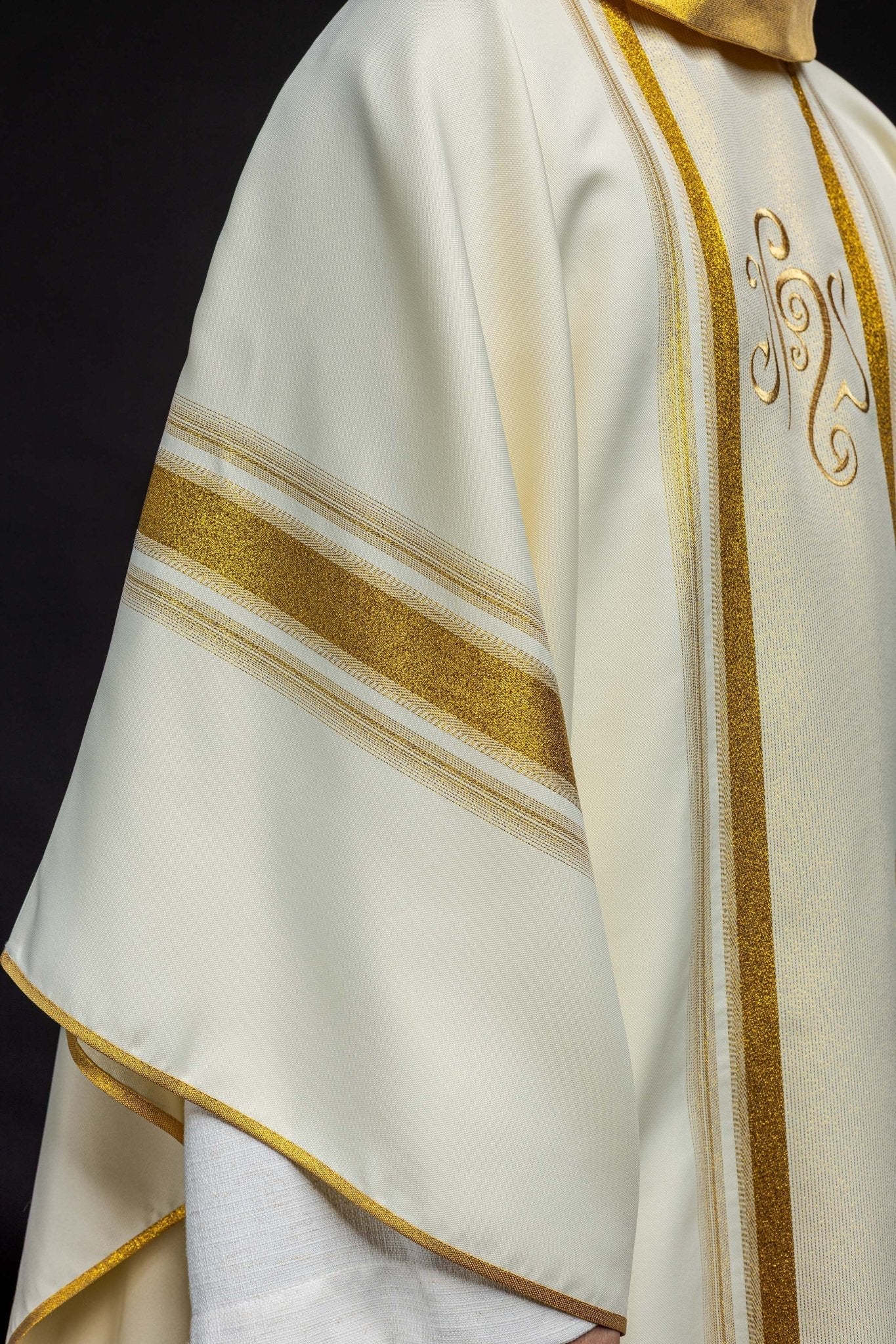 Chasuble avec riche dorure et motif IHS KOR/183/05/27 ECRU - CHASUBLES.FR