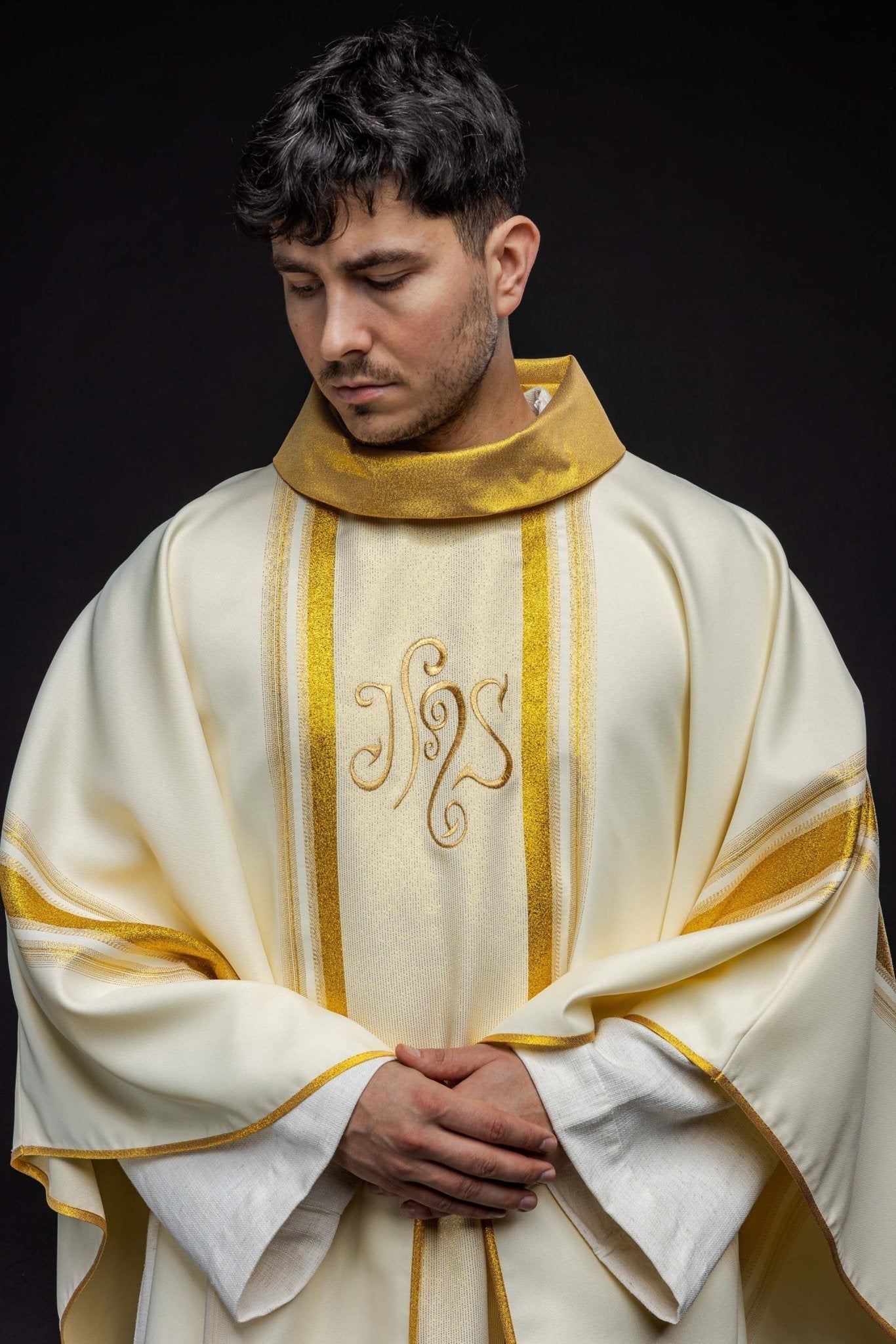 Chasuble avec riche dorure et motif IHS KOR/183/05/27 ECRU - CHASUBLES.FR