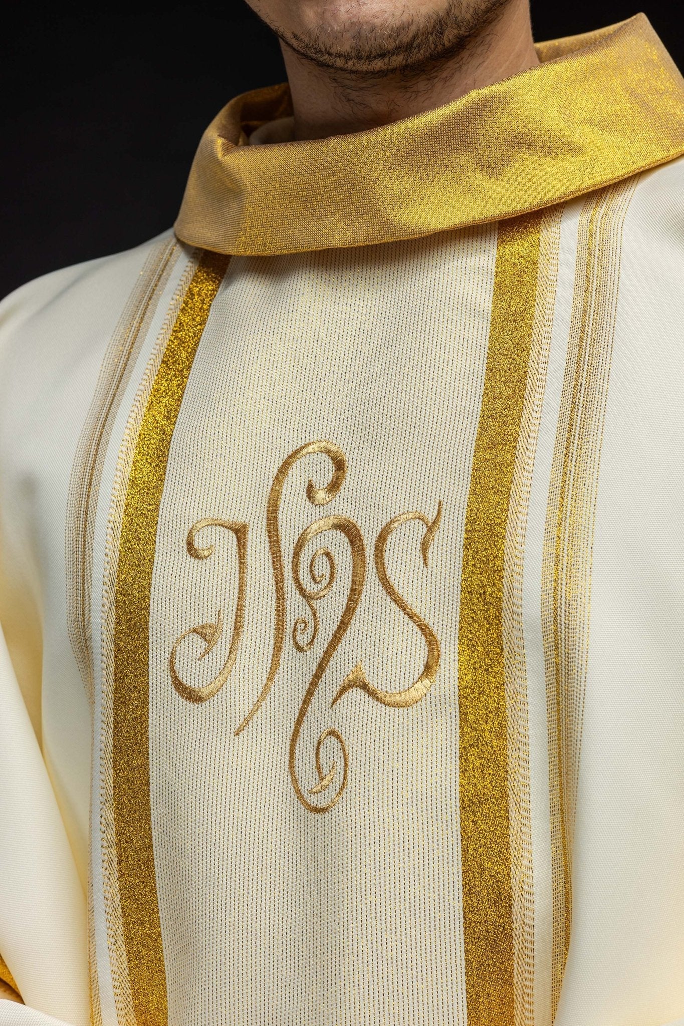 Chasuble avec riche dorure et motif IHS KOR/183/05/27 ECRU - CHASUBLES.FR