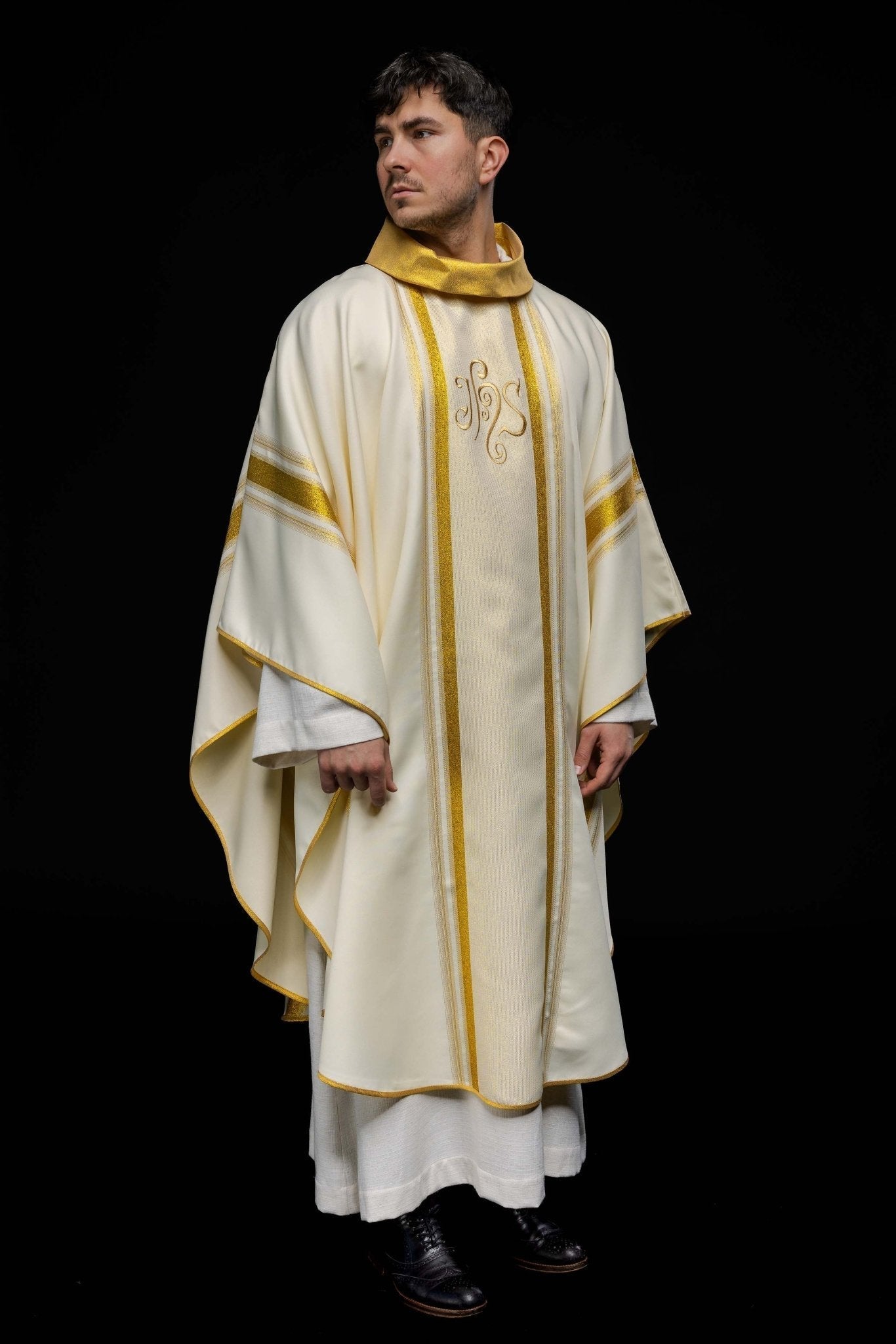 Chasuble avec riche dorure et motif IHS KOR/183/05/27 ECRU - CHASUBLES.FR