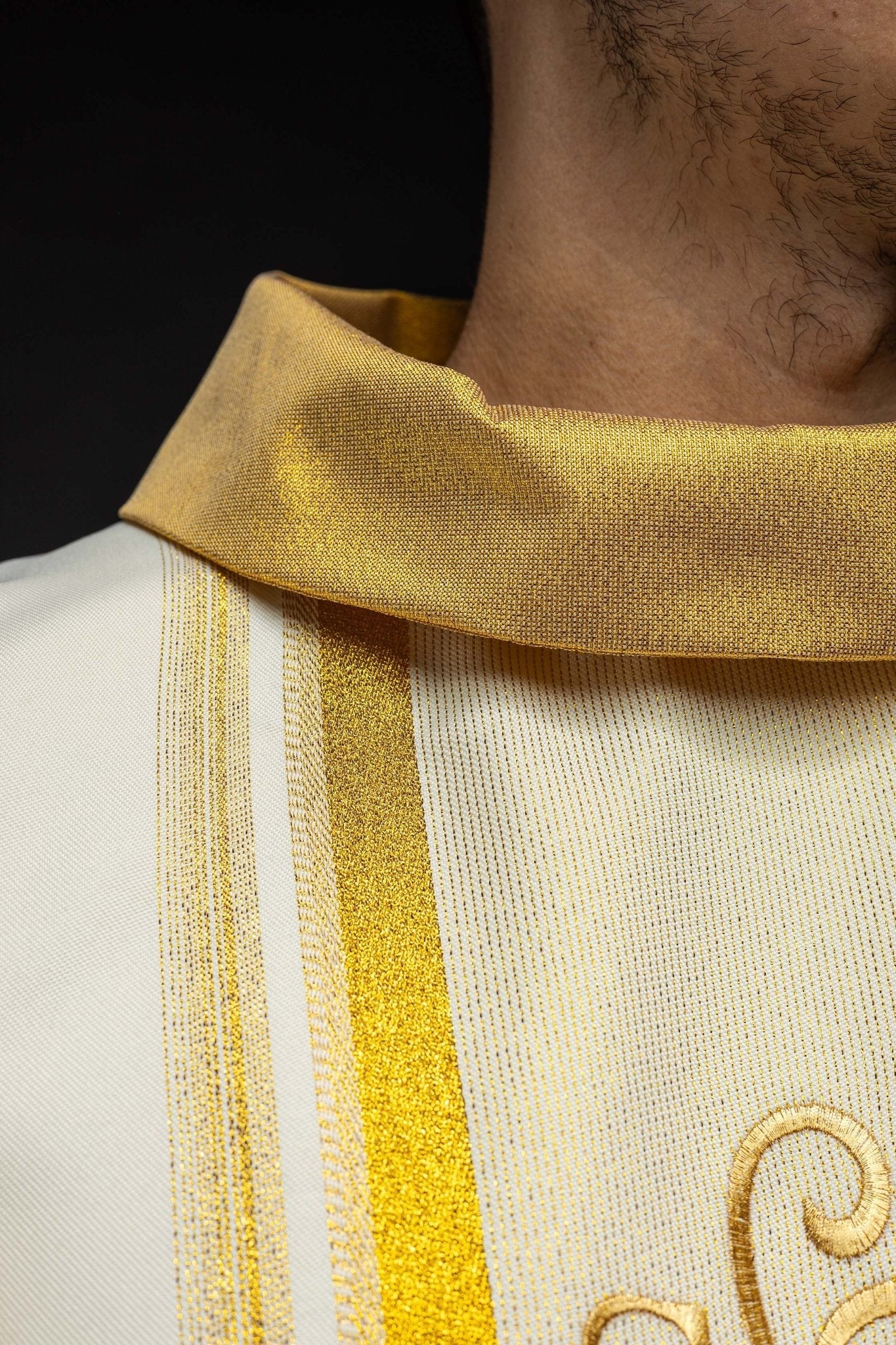 Chasuble avec riche dorure et motif IHS KOR/183/05/27 ECRU - CHASUBLES.FR