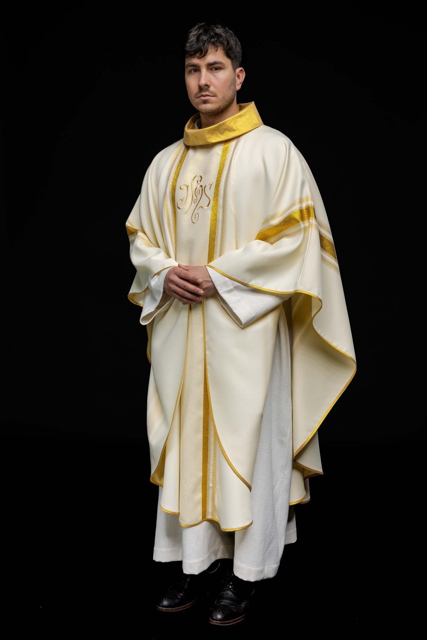 Chasuble avec riche dorure et motif IHS KOR/183/05/27 ECRU - CHASUBLES.FR