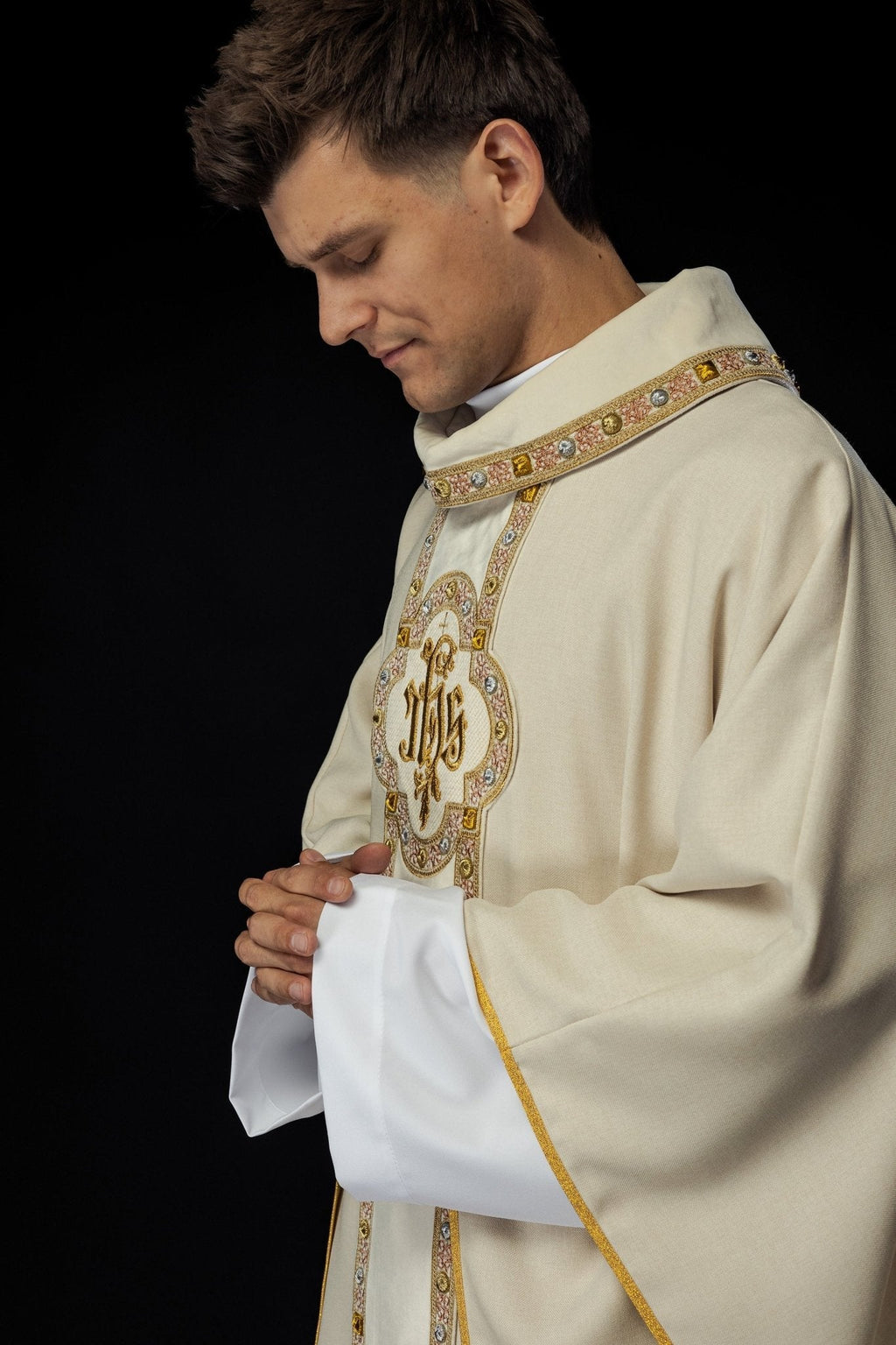 Chasuble avec une ceinture et un galon richement brodés autour de la broderie IHS et un col écru S - 7067 - 05 - 70 - CHASUBLES.FR