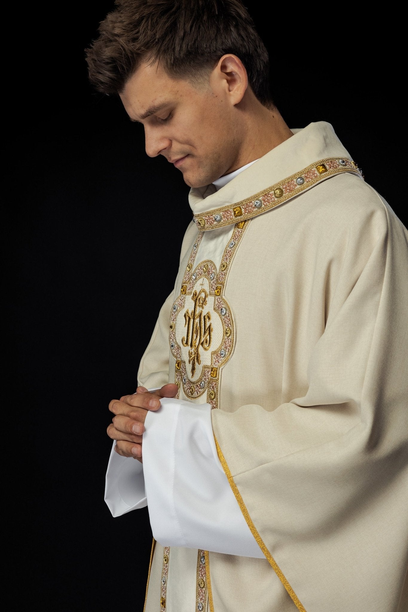 Chasuble avec une ceinture et un galon richement brodés autour de la broderie IHS et un col écru S - 7067 - 05 - 70 - CHASUBLES.FR