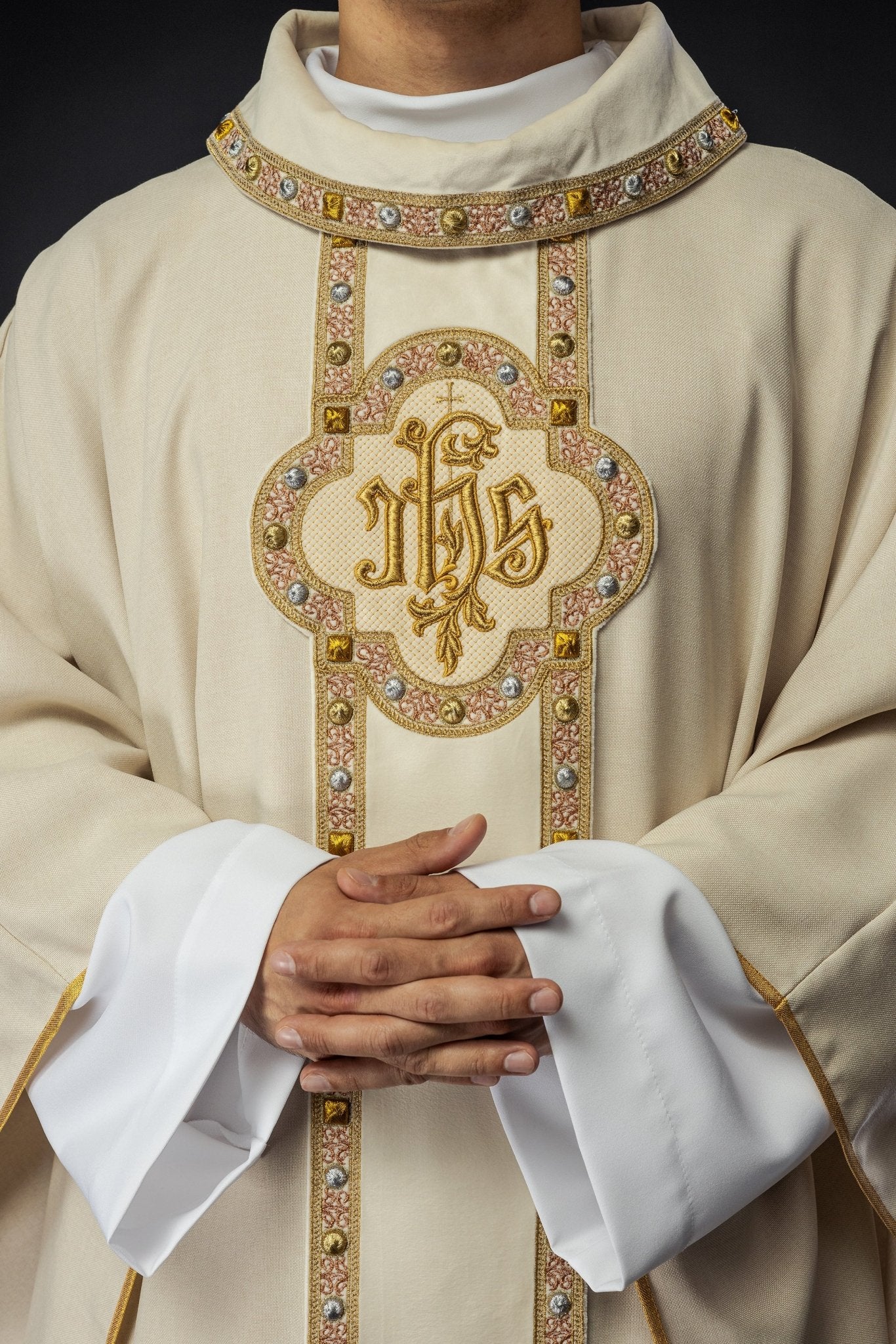 Chasuble avec une ceinture et un galon richement brodés autour de la broderie IHS et un col écru S - 7067 - 05 - 70 - CHASUBLES.FR
