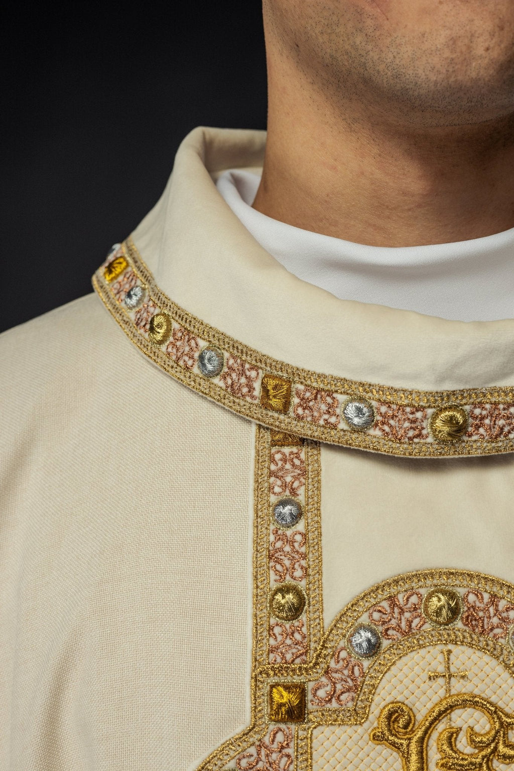 Chasuble avec une ceinture et un galon richement brodés autour de la broderie IHS et un col écru S - 7067 - 05 - 70 - CHASUBLES.FR