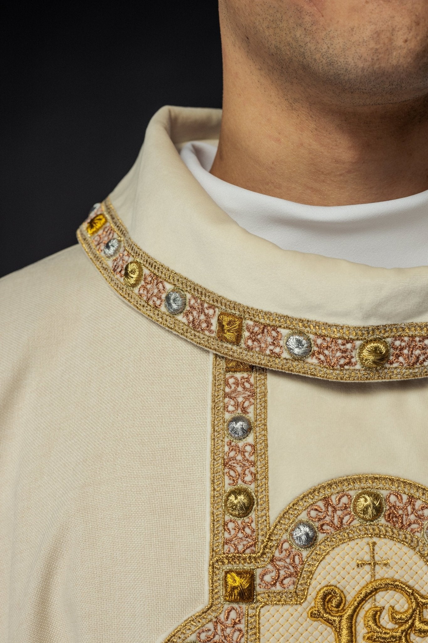 Chasuble avec une ceinture et un galon richement brodés autour de la broderie IHS et un col écru S - 7067 - 05 - 70 - CHASUBLES.FR