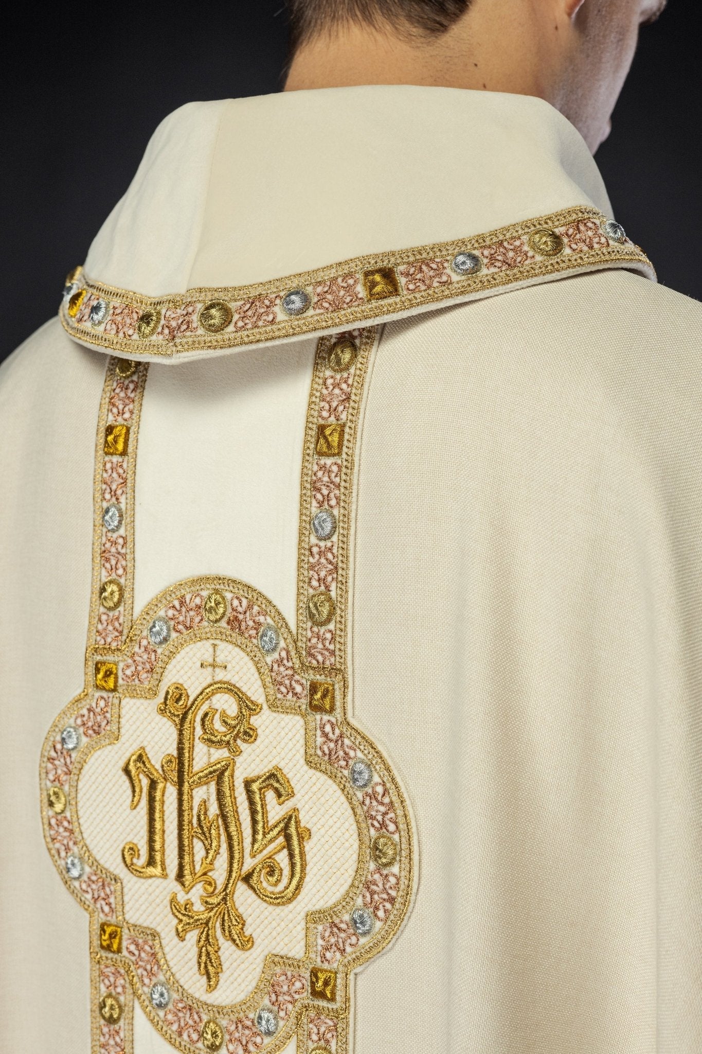 Chasuble avec une ceinture et un galon richement brodés autour de la broderie IHS et un col écru S - 7067 - 05 - 70 - CHASUBLES.FR