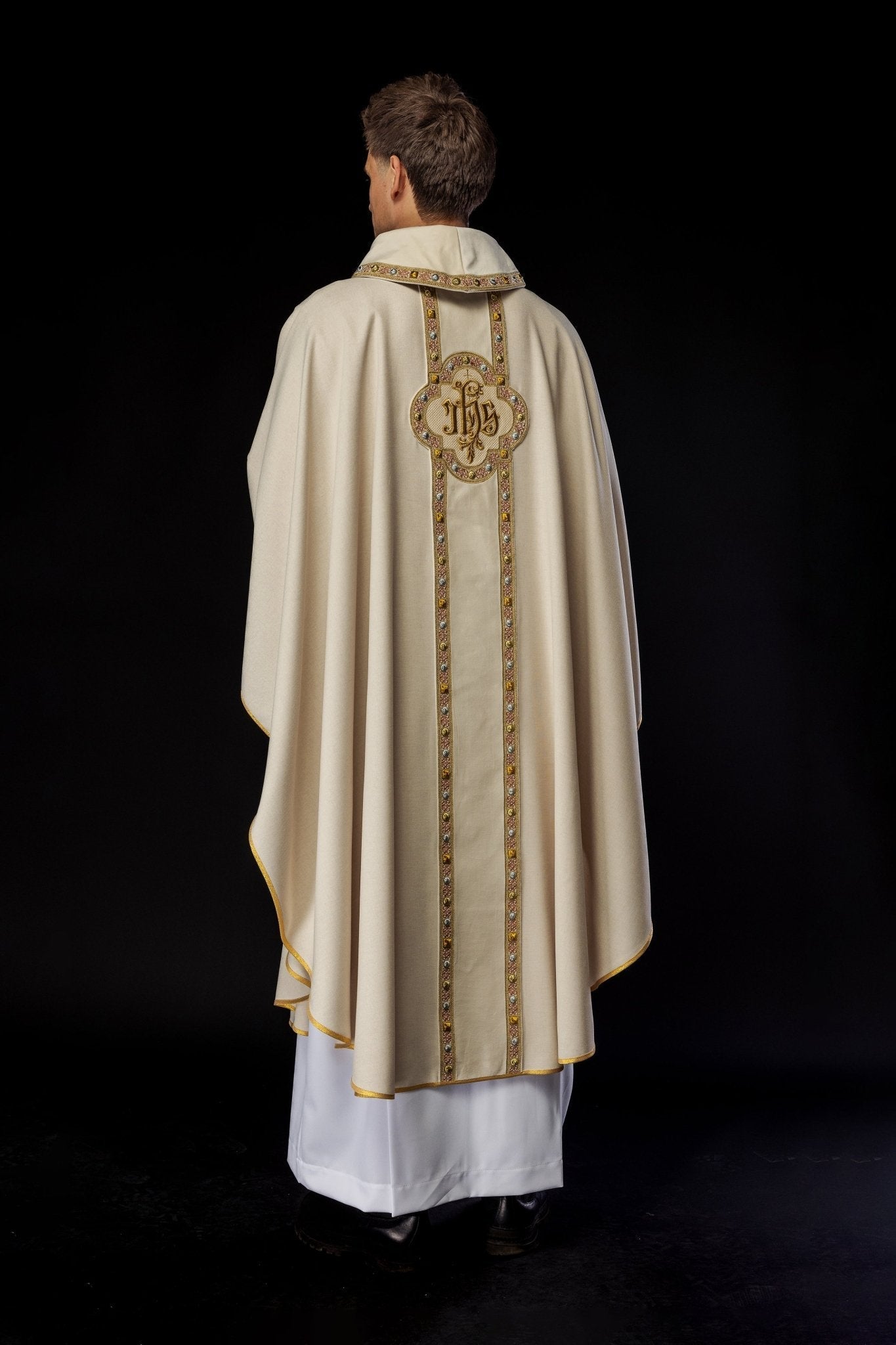 Chasuble avec une ceinture et un galon richement brodés autour de la broderie IHS et un col écru S - 7067 - 05 - 70 - CHASUBLES.FR